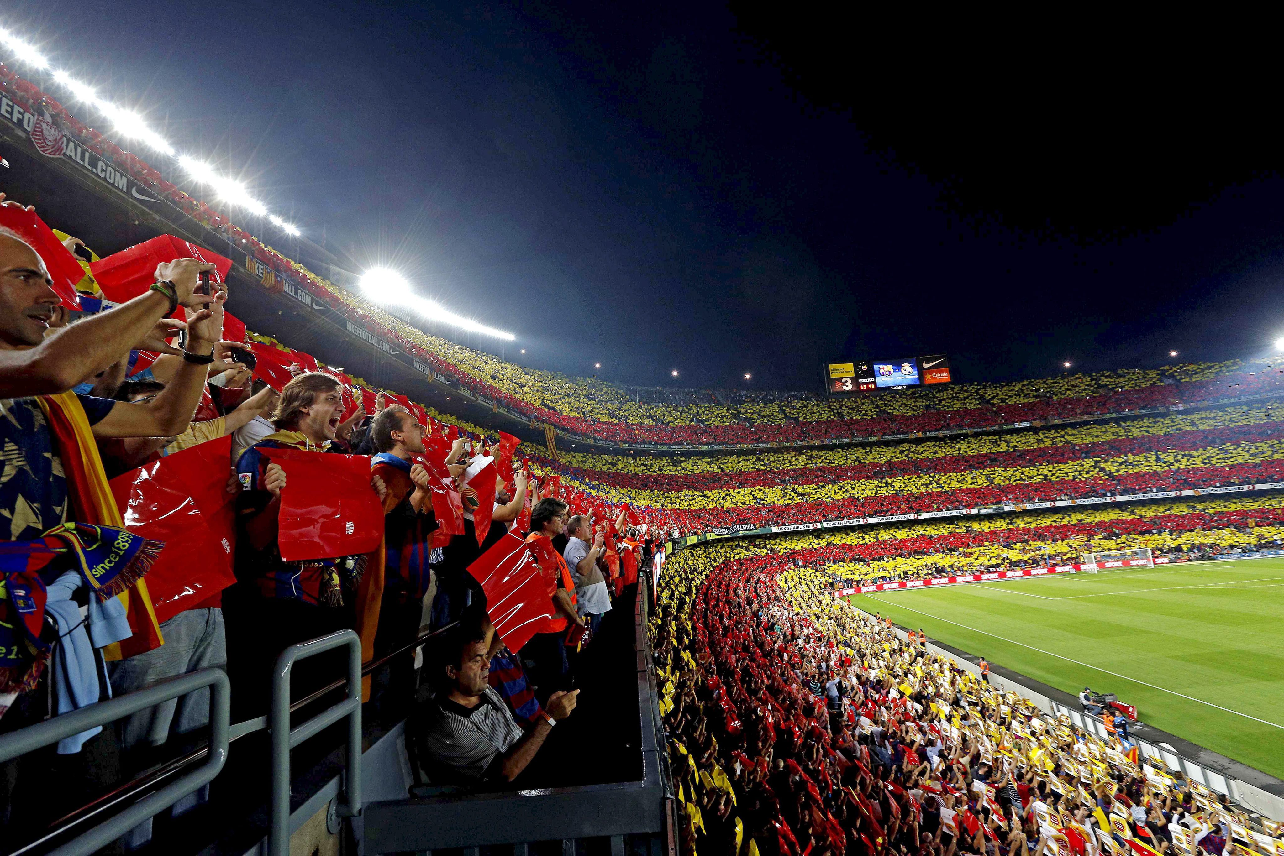 Труха барселона. Фанат Барселоны на Камп ноу. Camp nou болельщики. Болельщики Барселоны на Камп ноу. Камп ноу стадион 1992 болельщики.