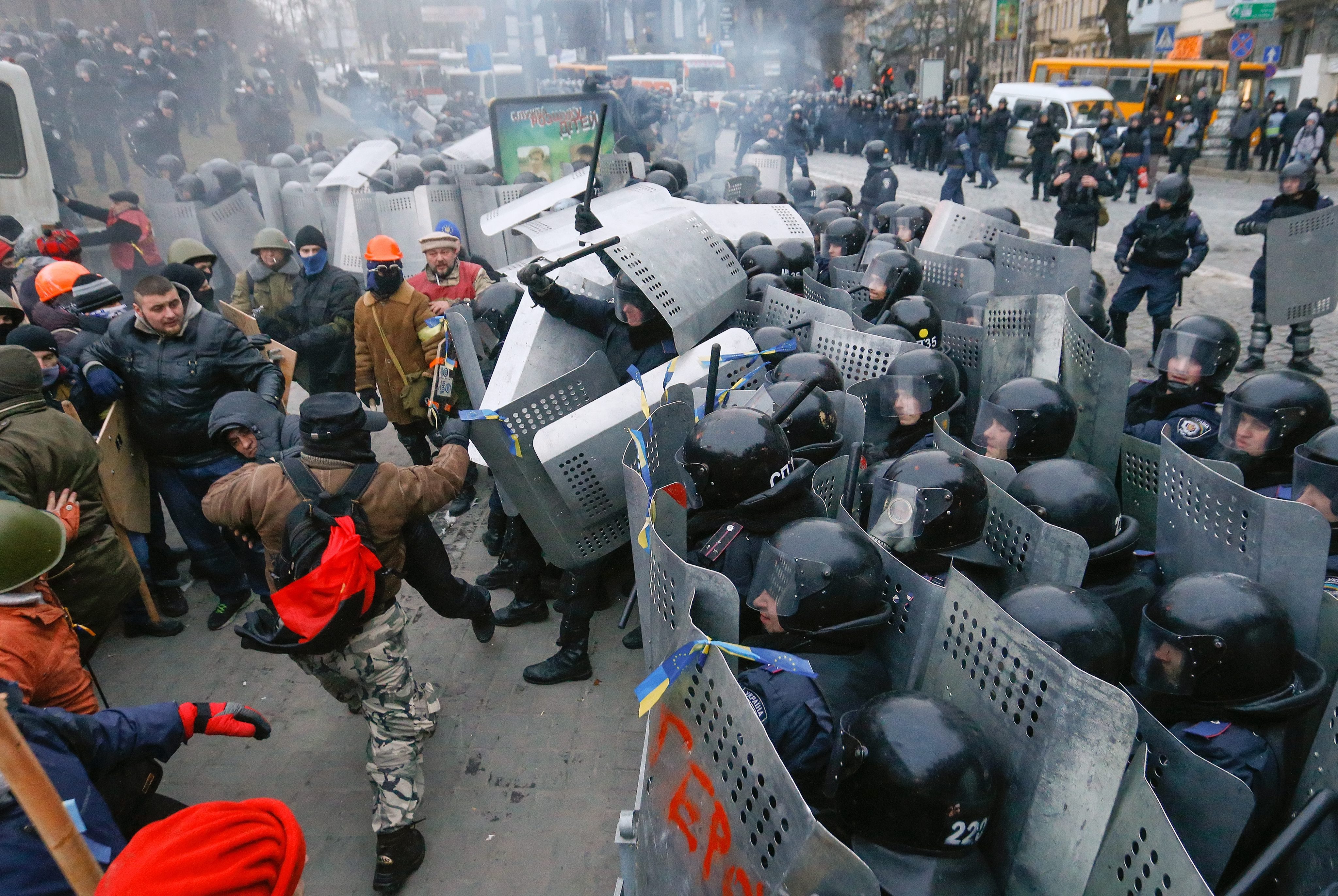 Нови сблъсъци в Киев, стотици са ранени (снимки)