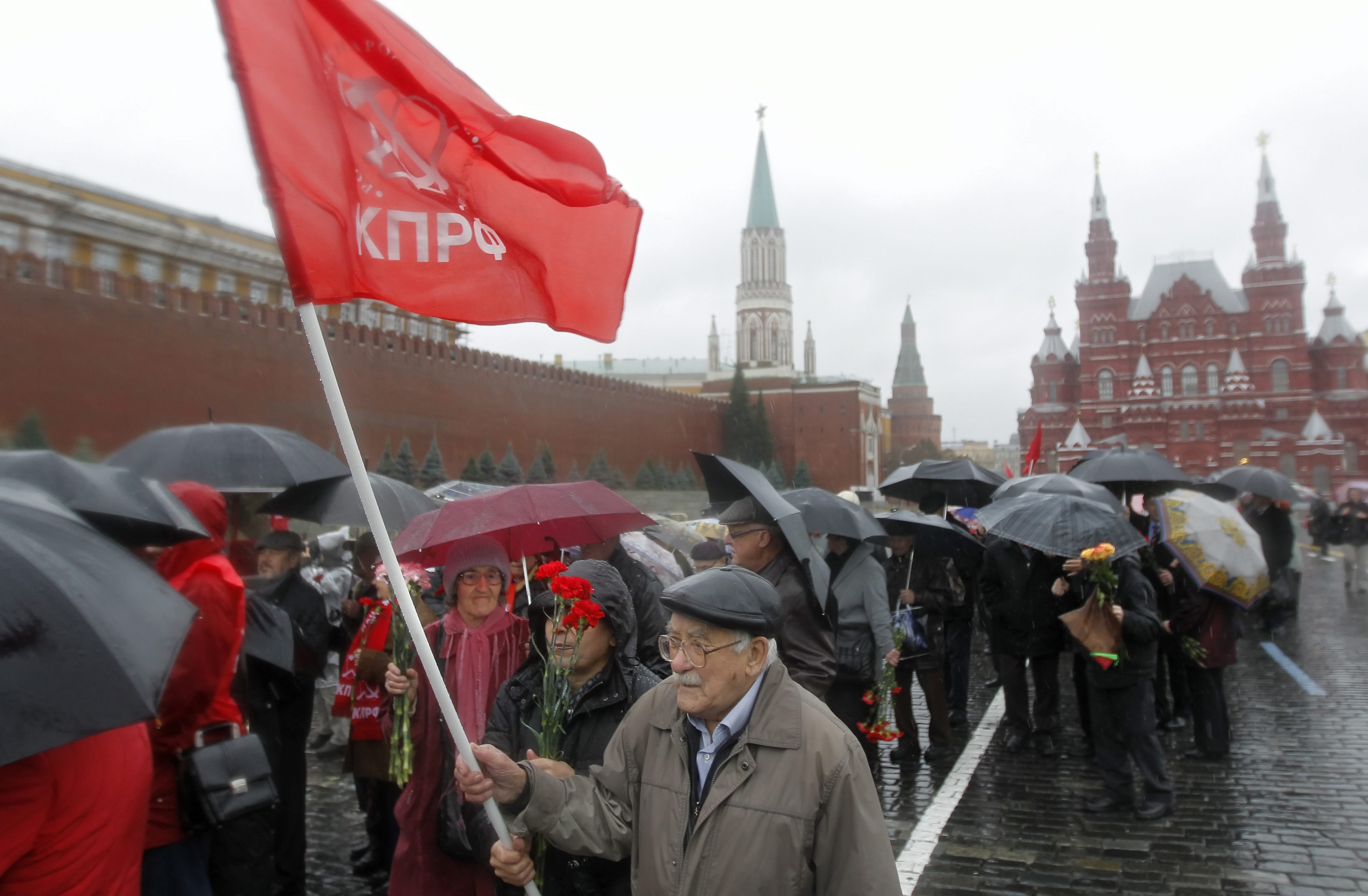 Опашка от хора пред Мавзолея