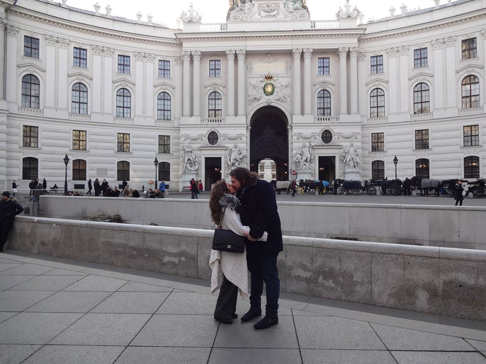 Мария се разцелува с любимия на виенски площад