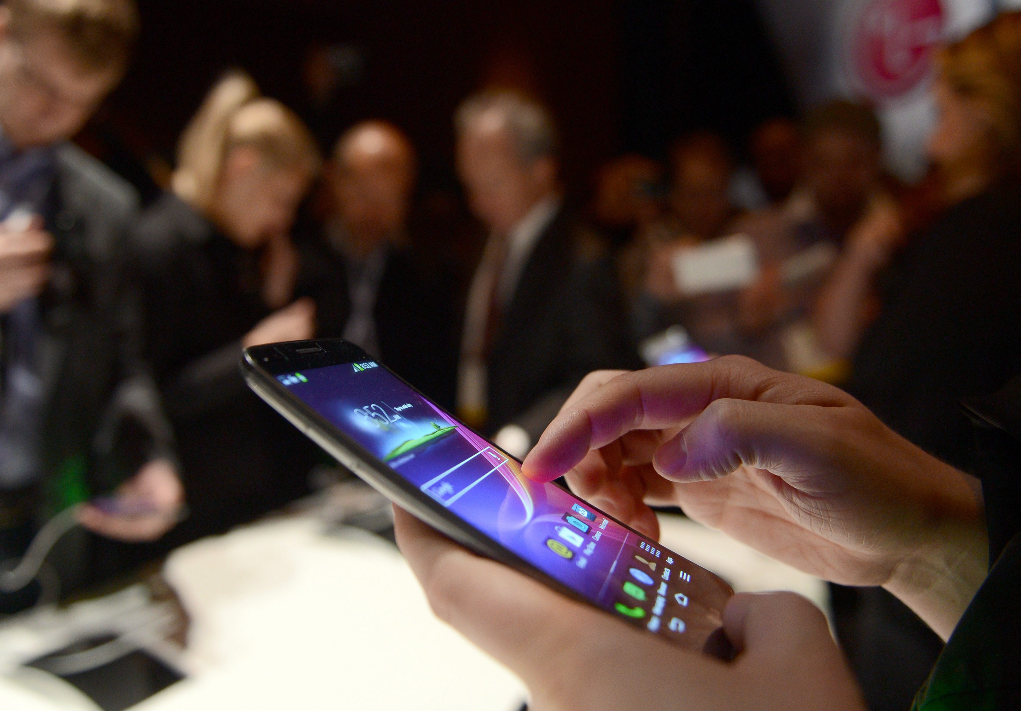 Гъвкавият LG G Flex идва в Европа през февруари