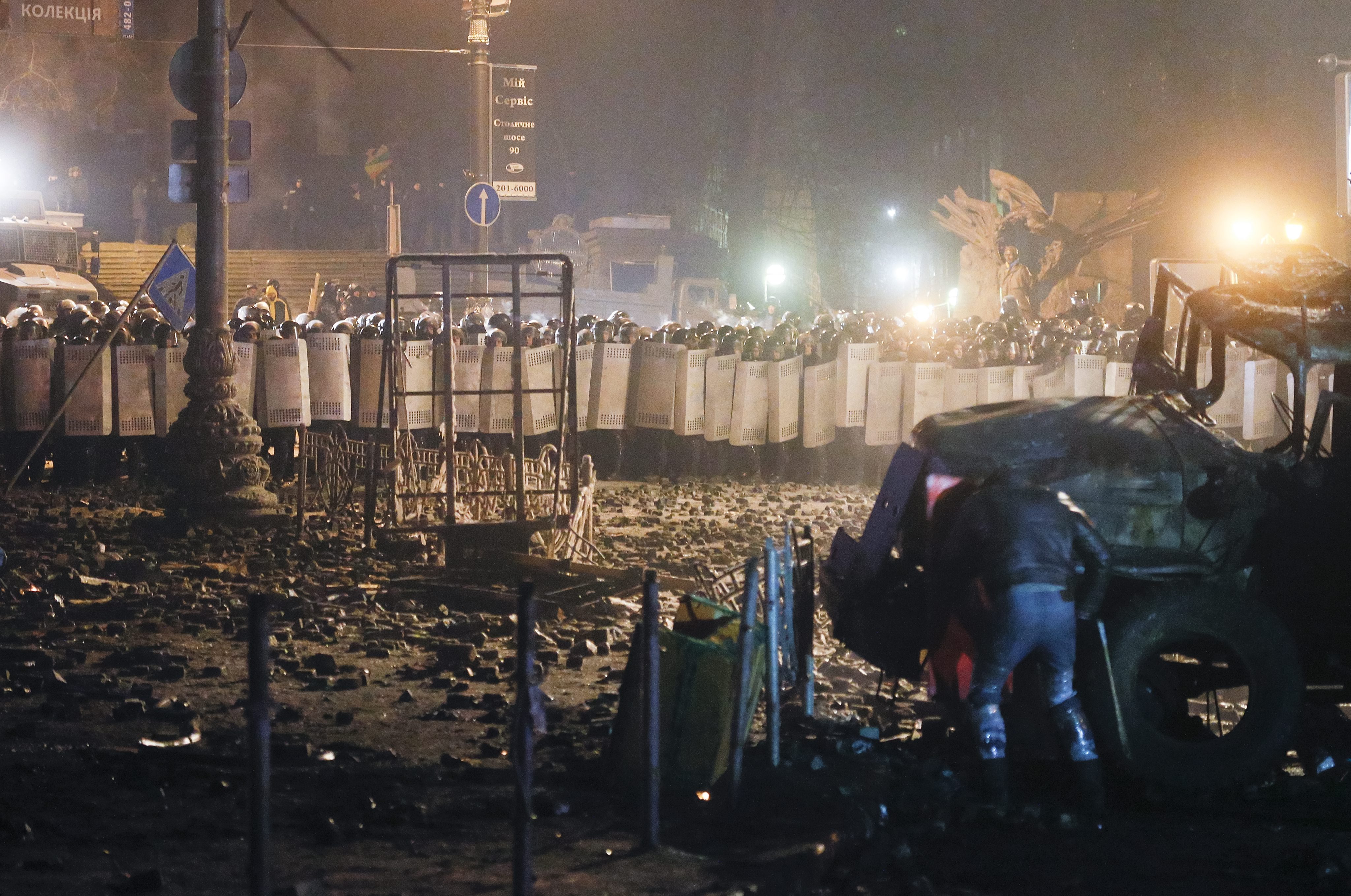 ФОТОГАЛЕРИЯ: Коктейли ”Молотов” по улиците на Киев