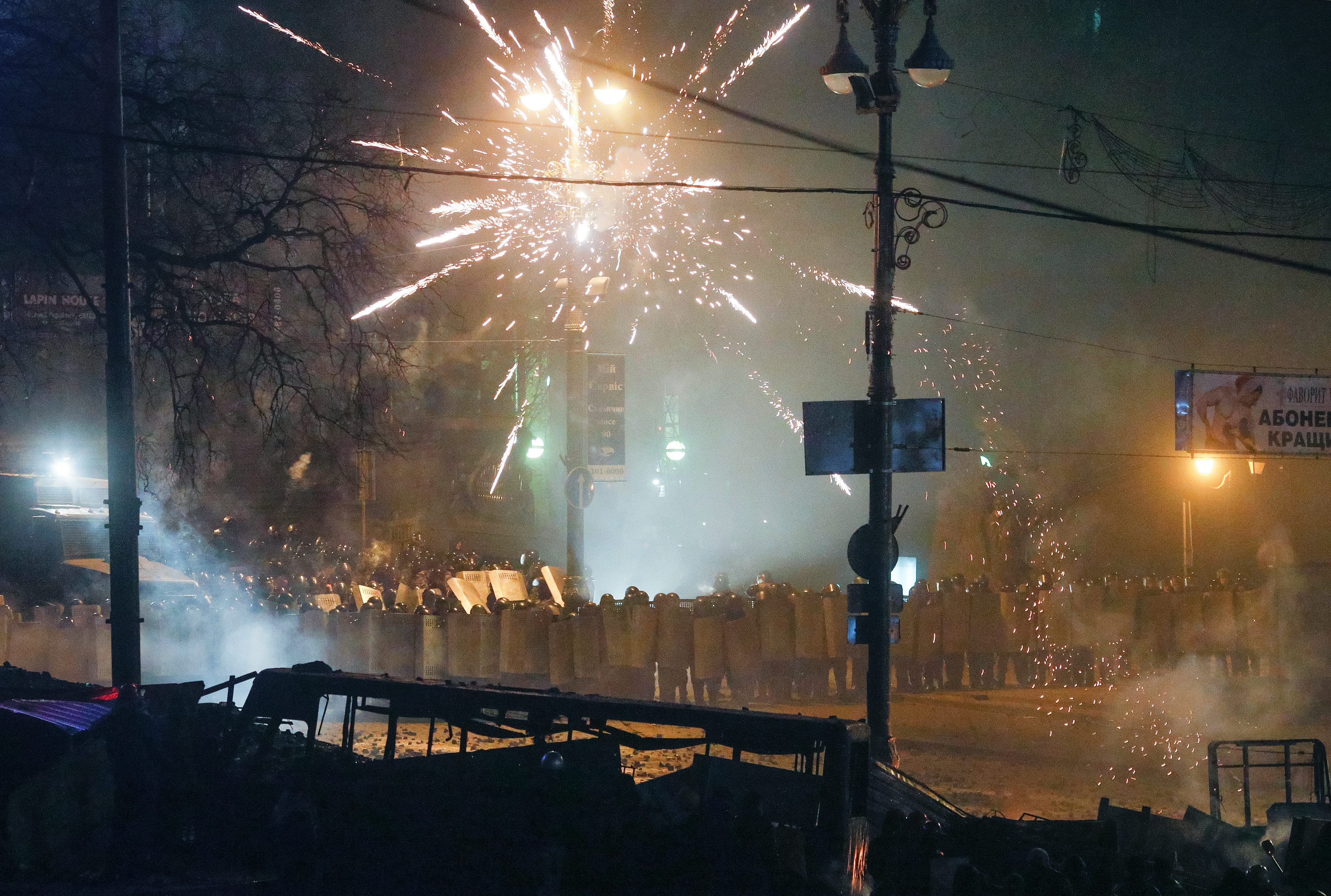 В малките часове на нощта сблъсъците в центъра на Киев се активизираха