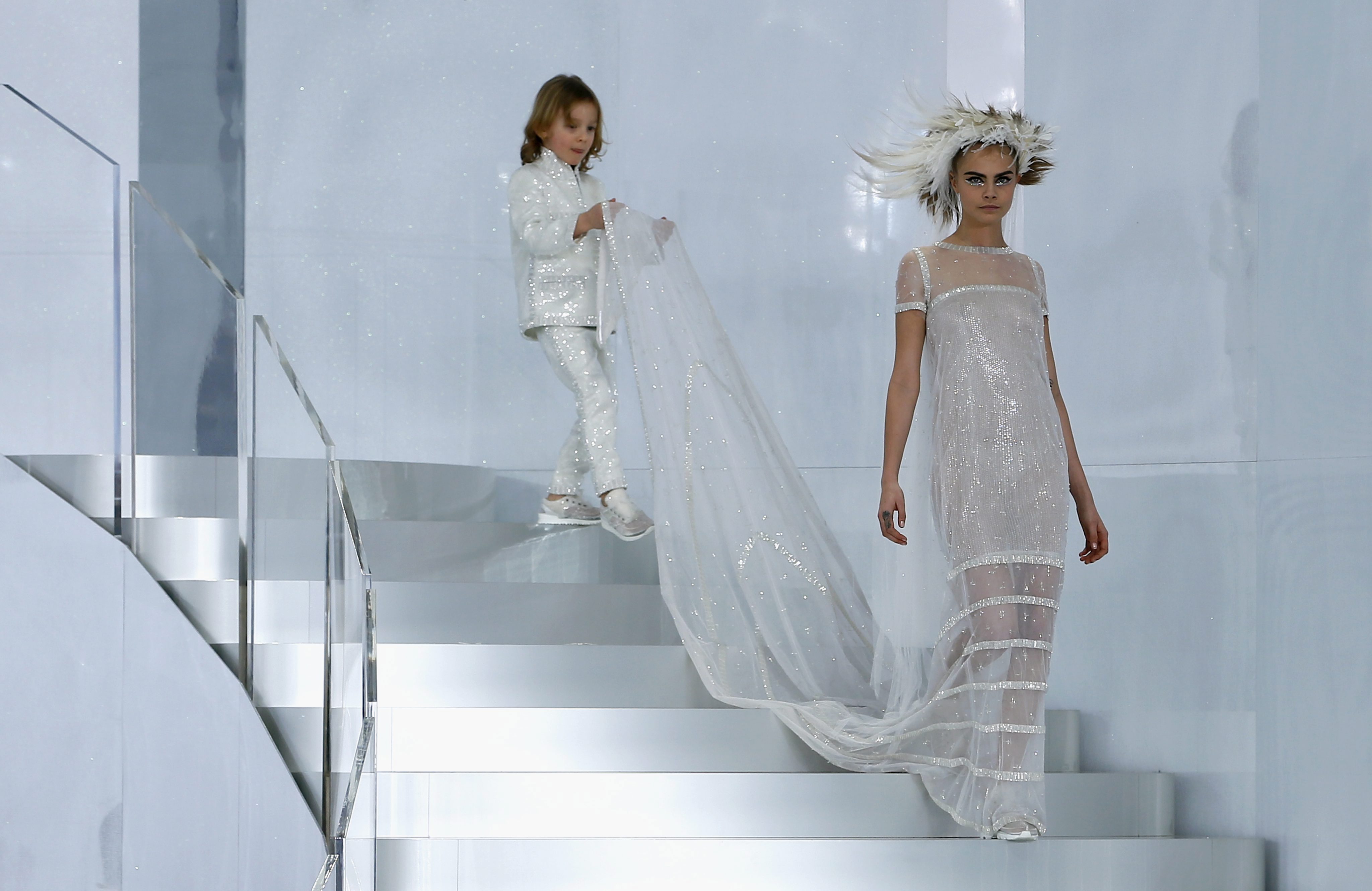 Кара Делевин в ревю на Chanel за Седмицата на модата в Париж 2014