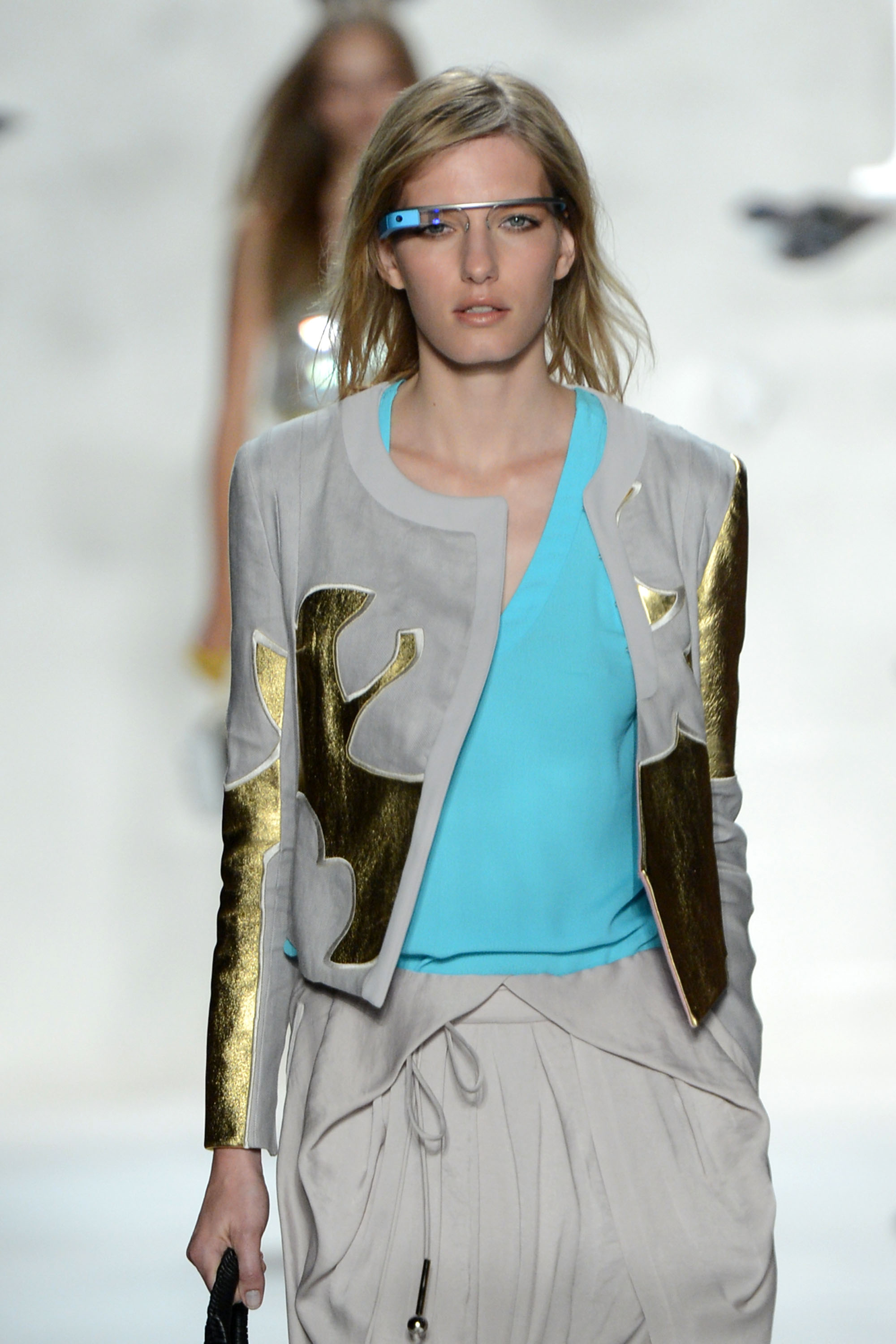 Очилата с добавена реалност Google Glass