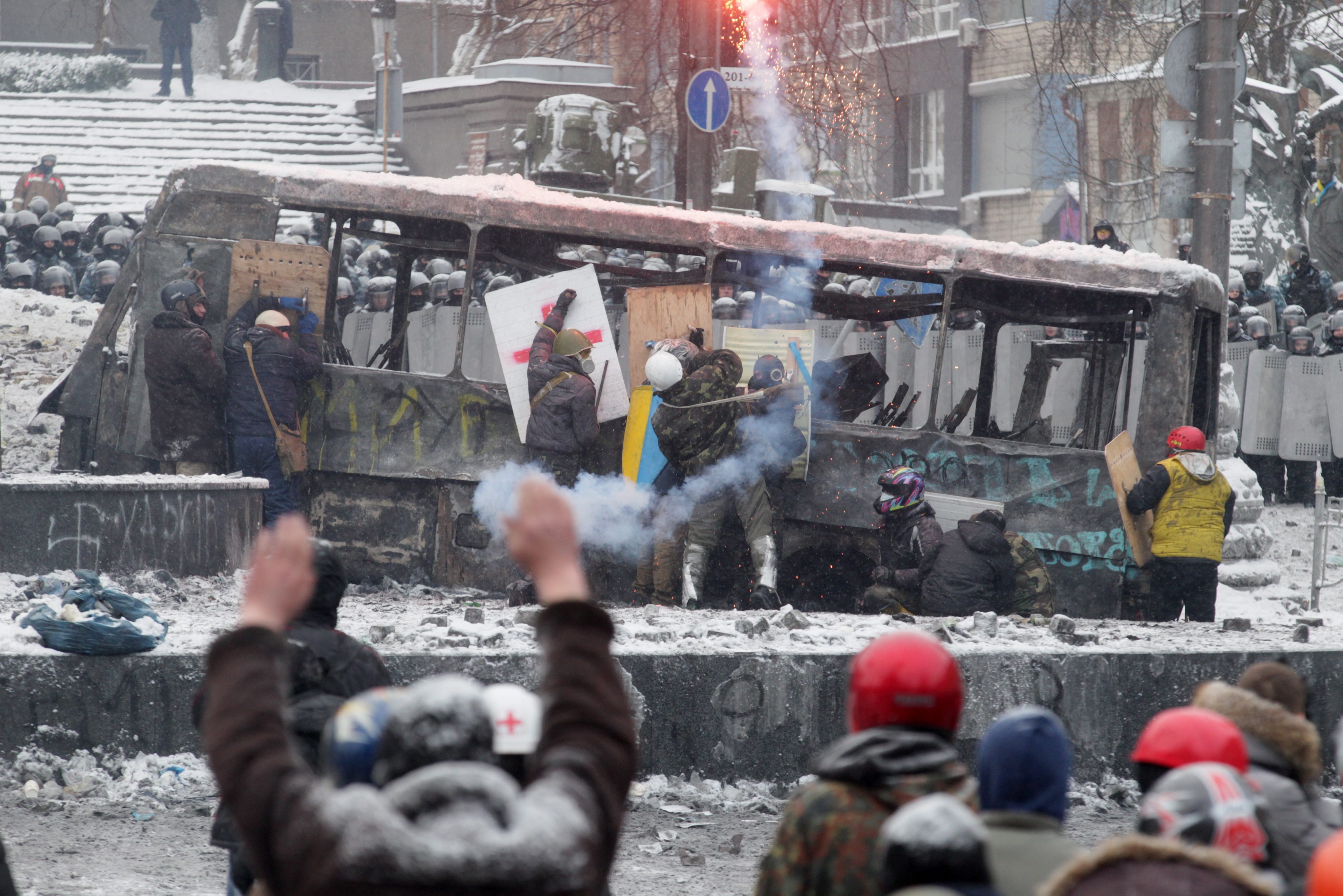 Автобуси и коли са опожарени в Киев