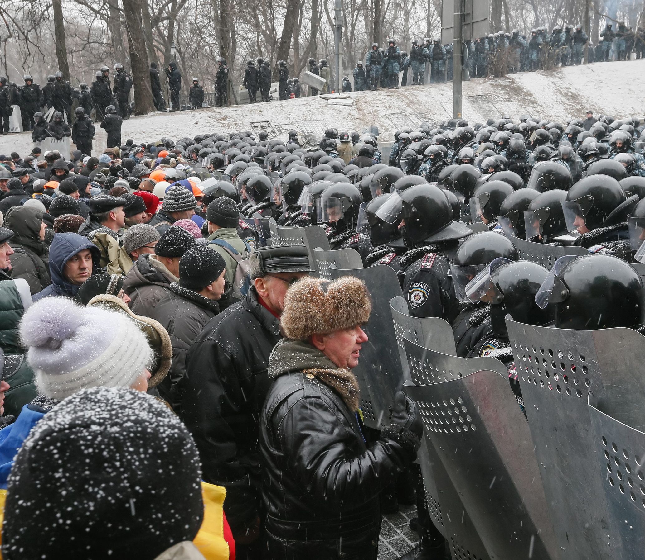 Украинската милиция започна да изтласква протестиращите от барикадите