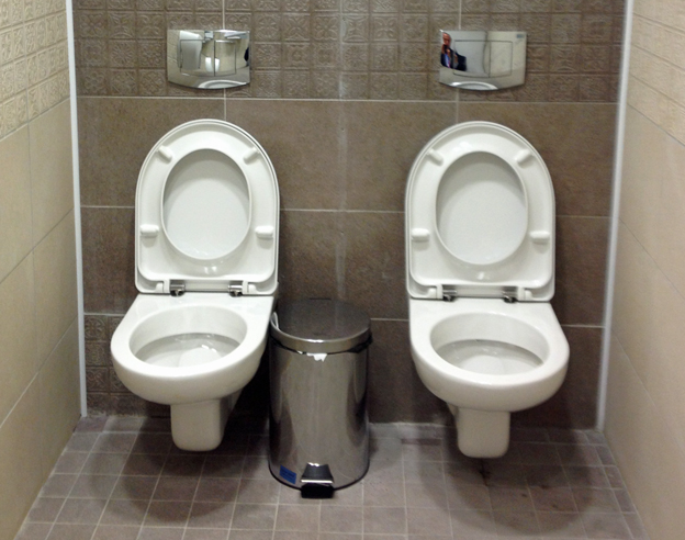 Тоалетна за двама в Сочи удиви света