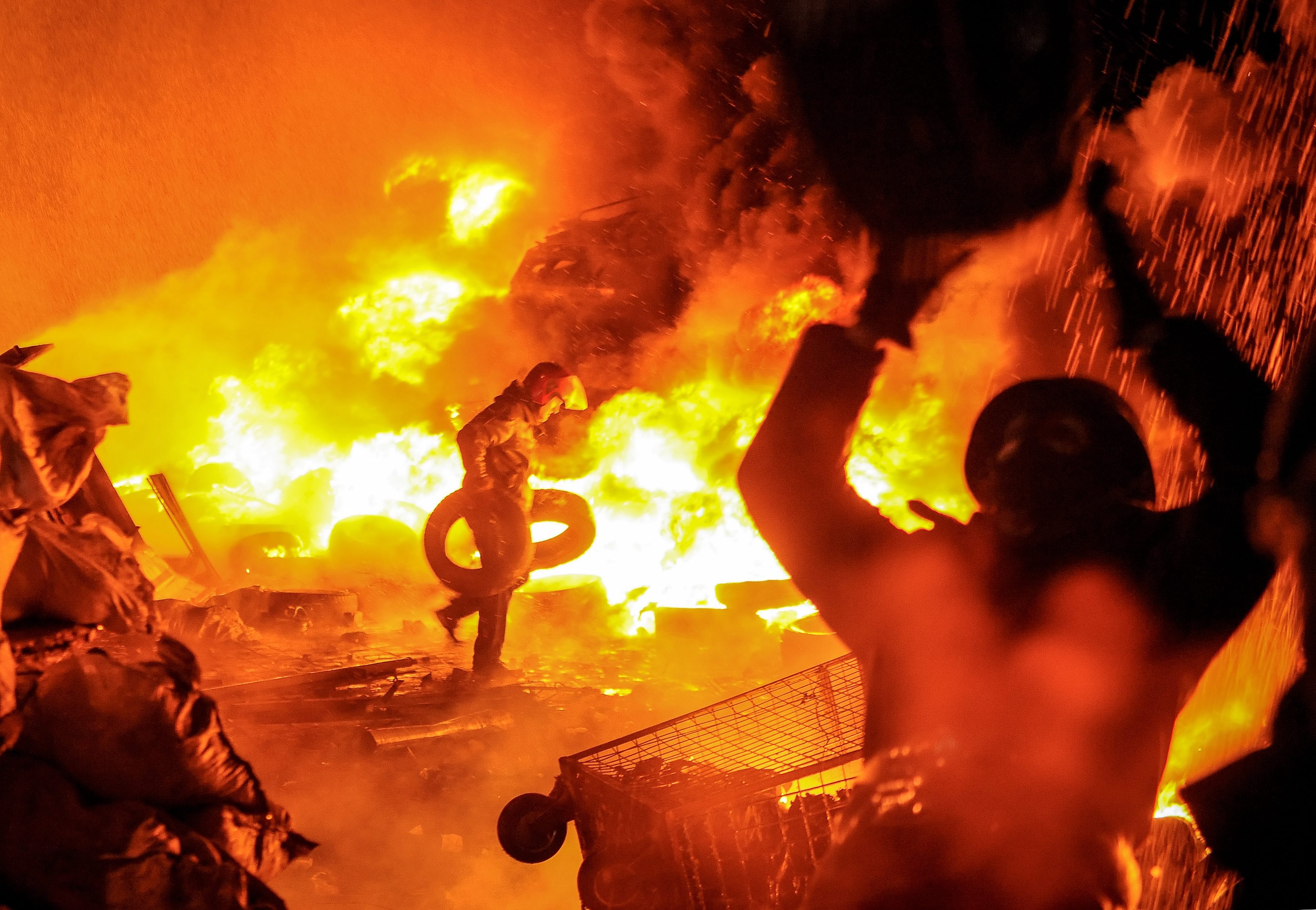 Протестиращи горят гуми в центъра на Киев