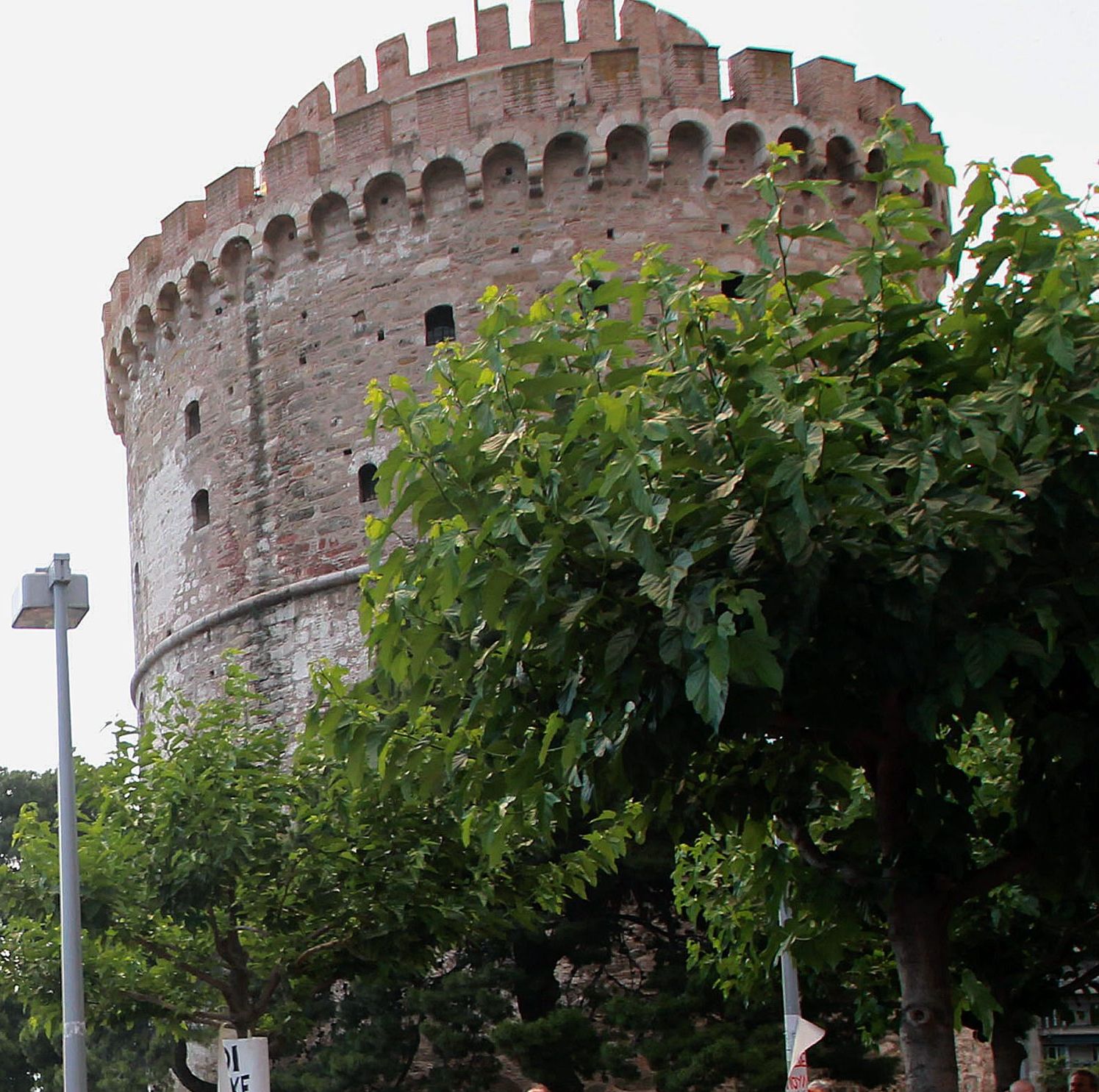 Обезвреден е мъж, заплашил да взриви Бялата кула в Солун