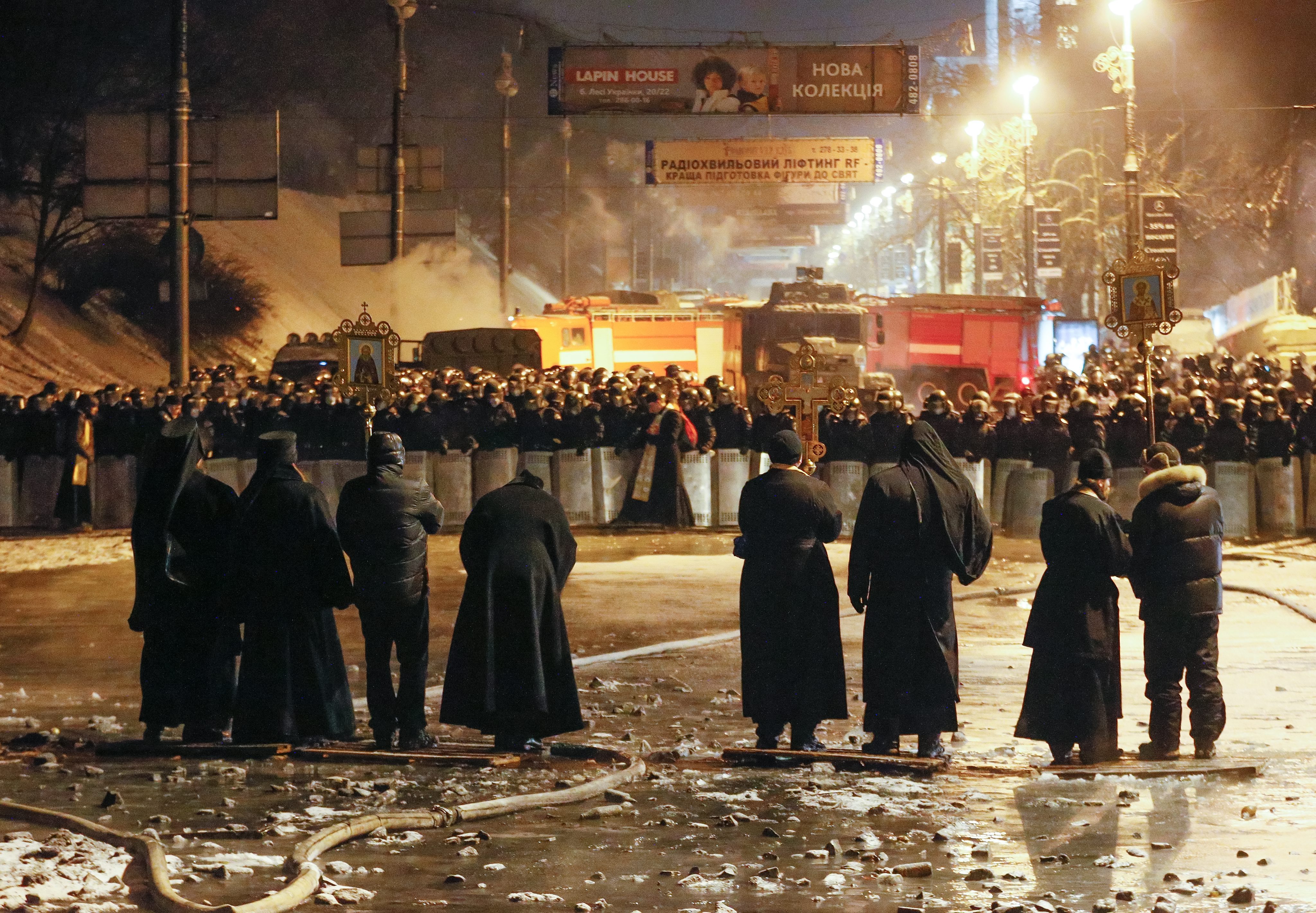 Кордон от полицаи пред протестиращите