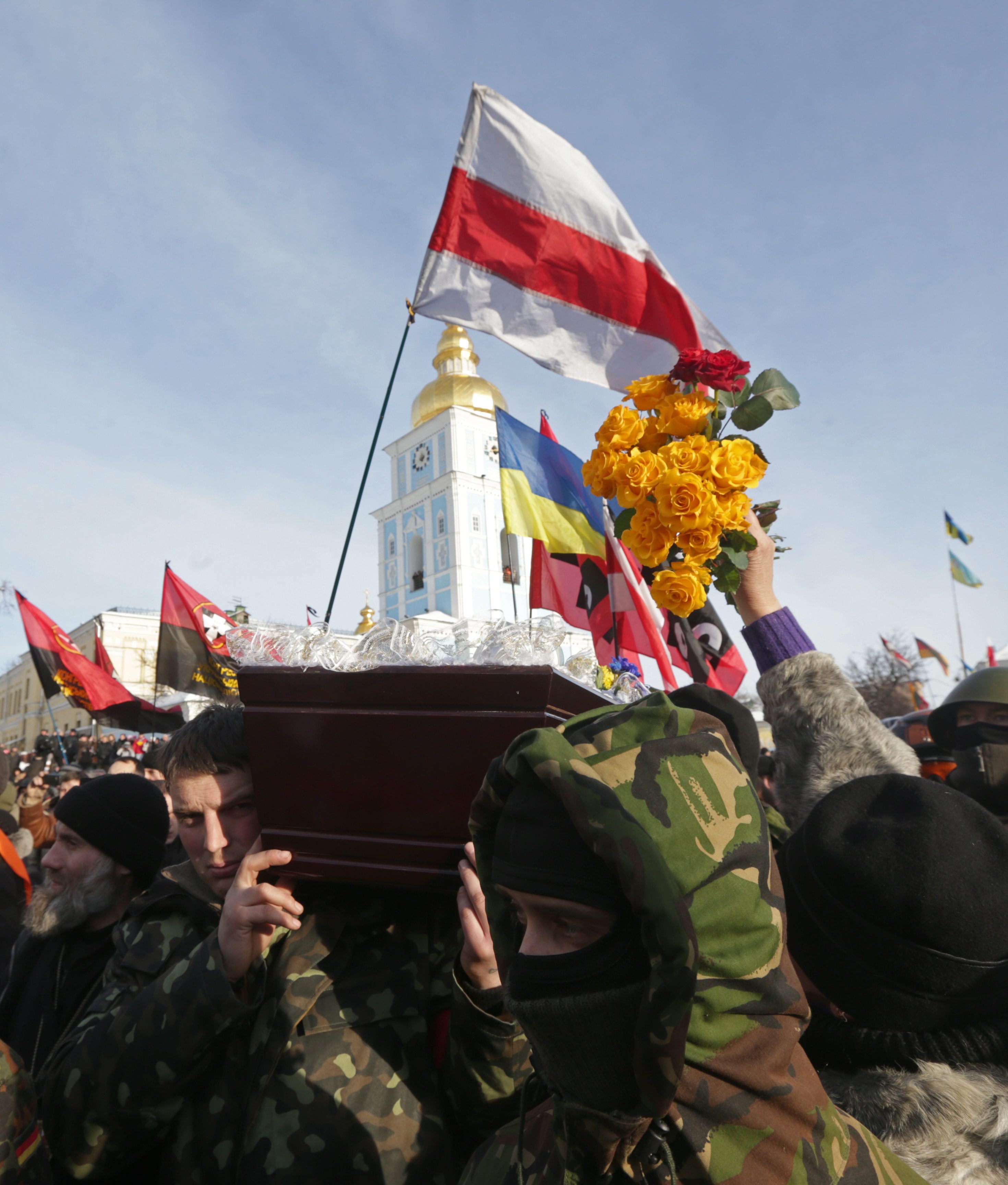 Младежи носят ковчега на убит протестиращ в Киев