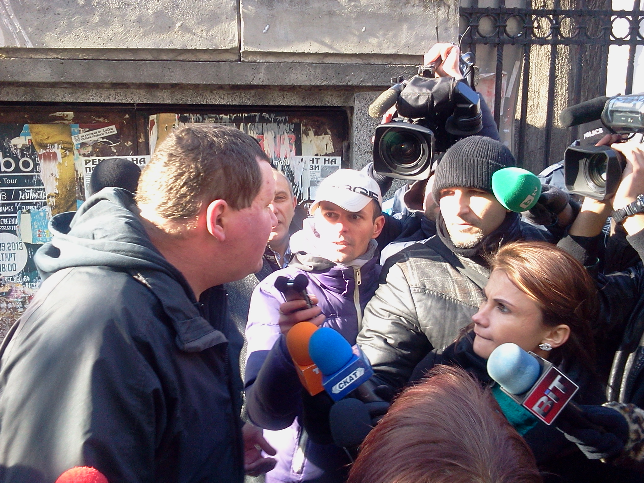 Между поддръжници и противници на окупацията се водят словесни битки