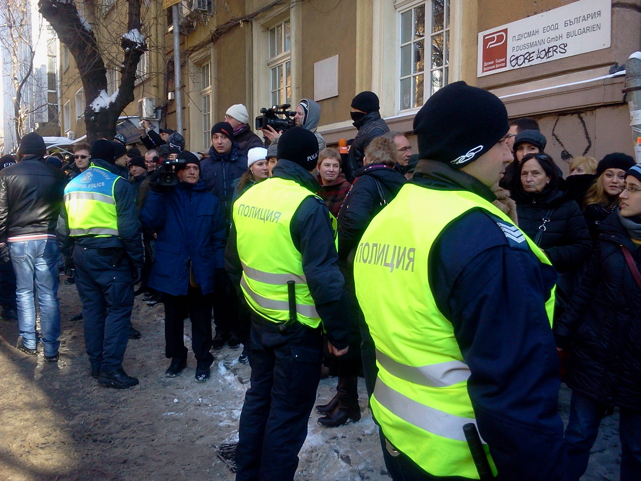 Полицията раздели протеста и контрапротеста на двата тротоара