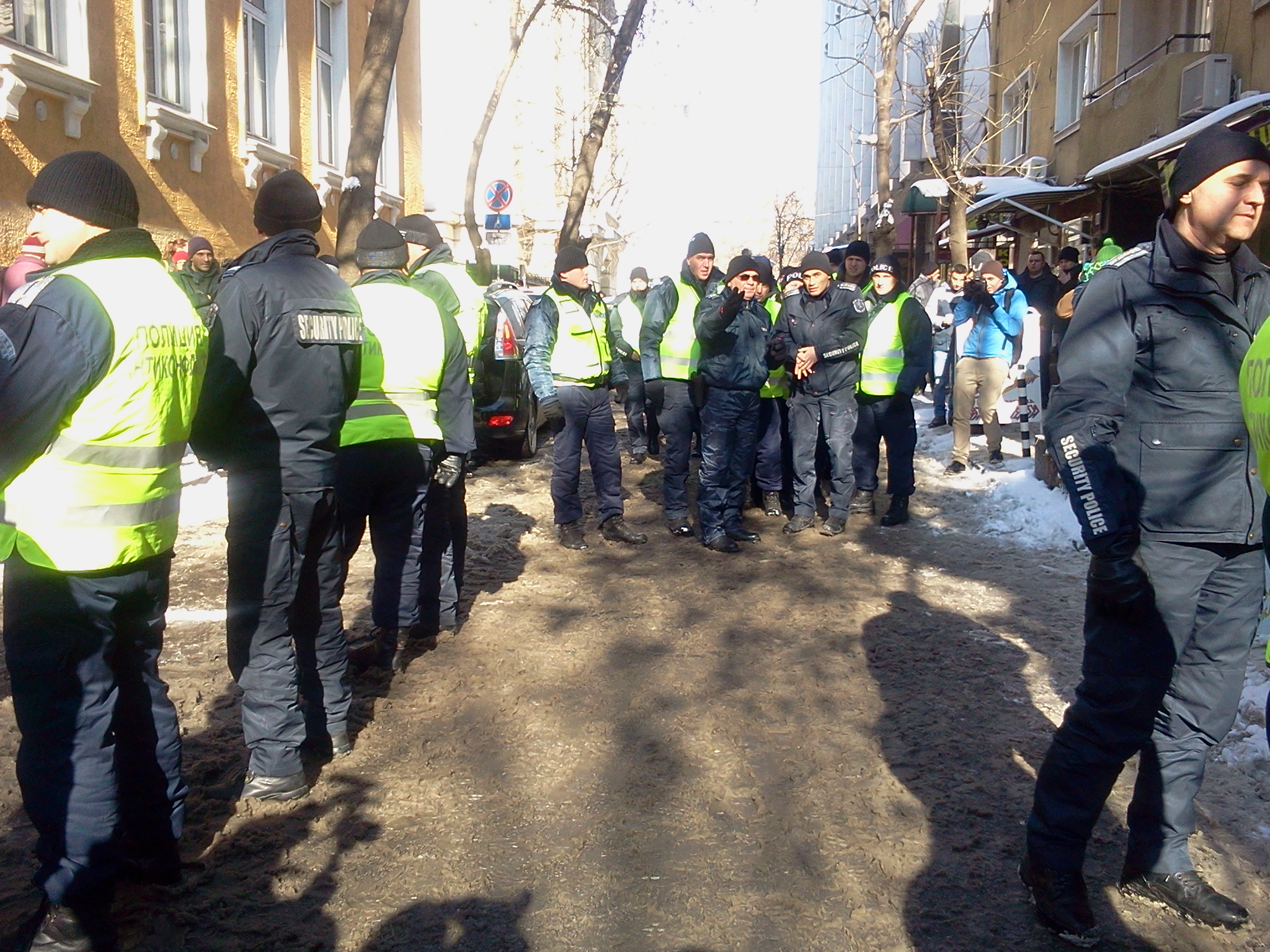 Полицията раздели протеста и контрапротеста на двата тротоара