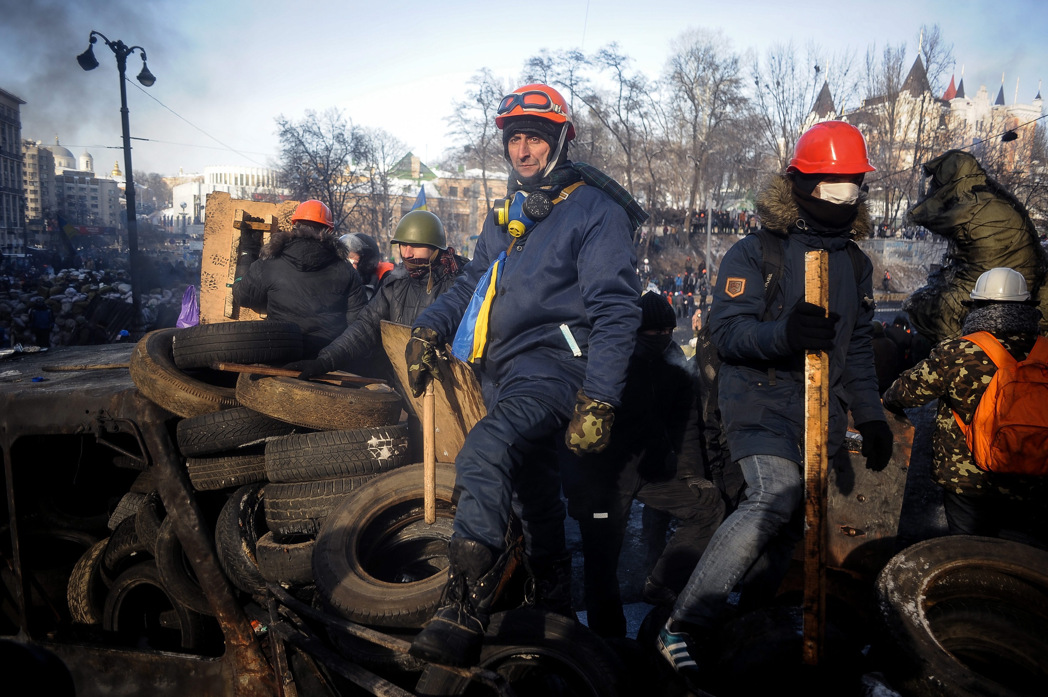 Протестиращи стоят върху барикадите в Киев
