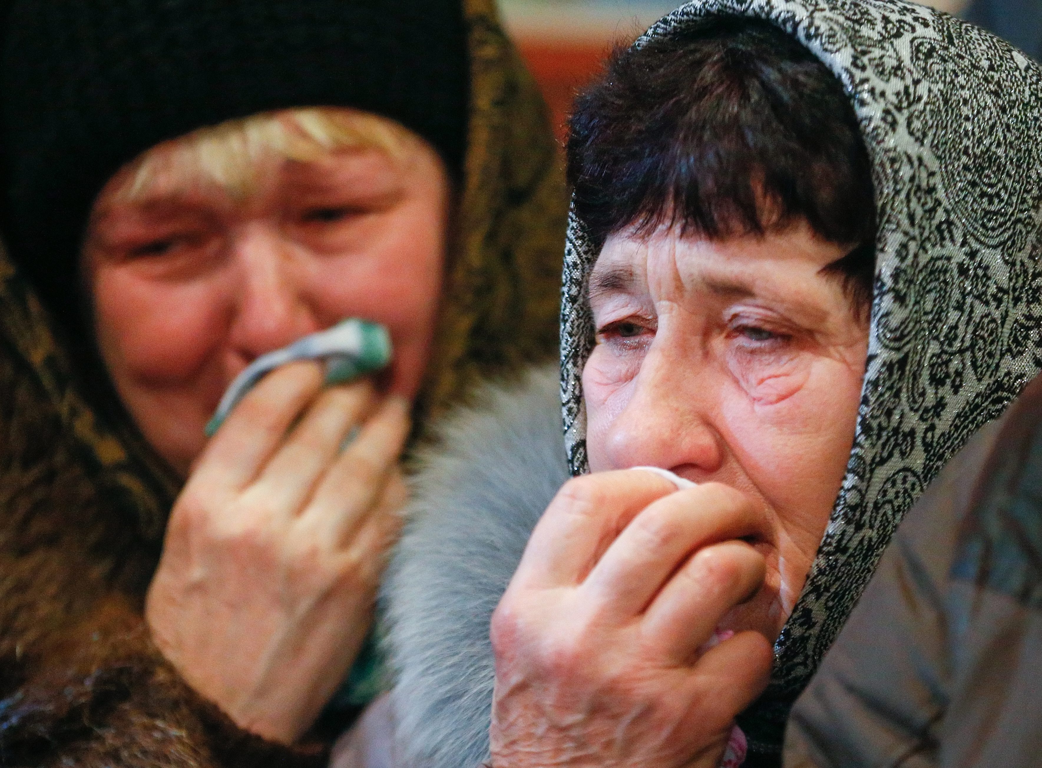 Украинки оплакват загинал при неизяснени обстоятелства по време на протестите мъж