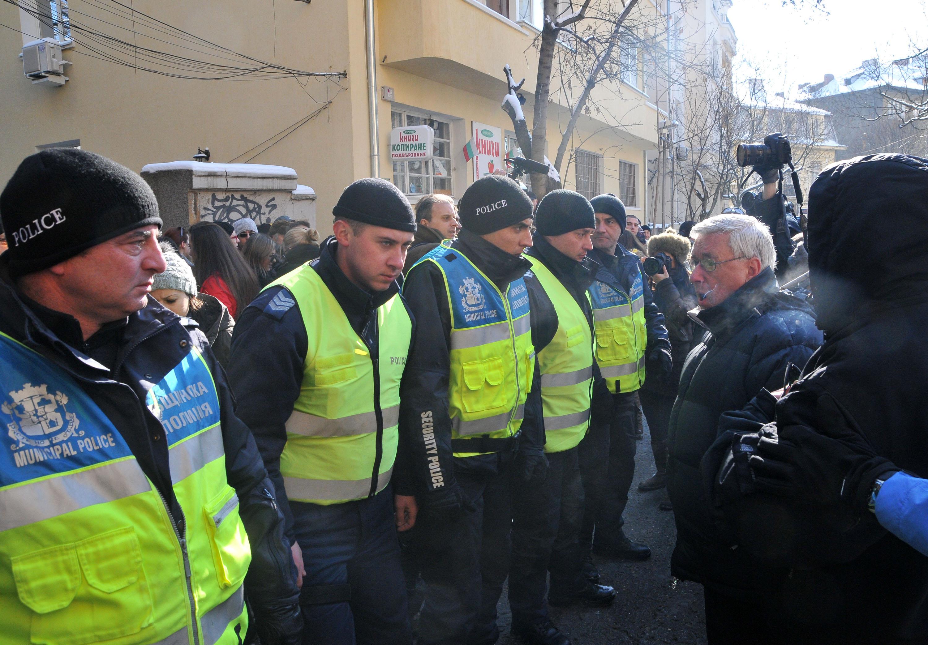 Полицаи разделят двата лагера