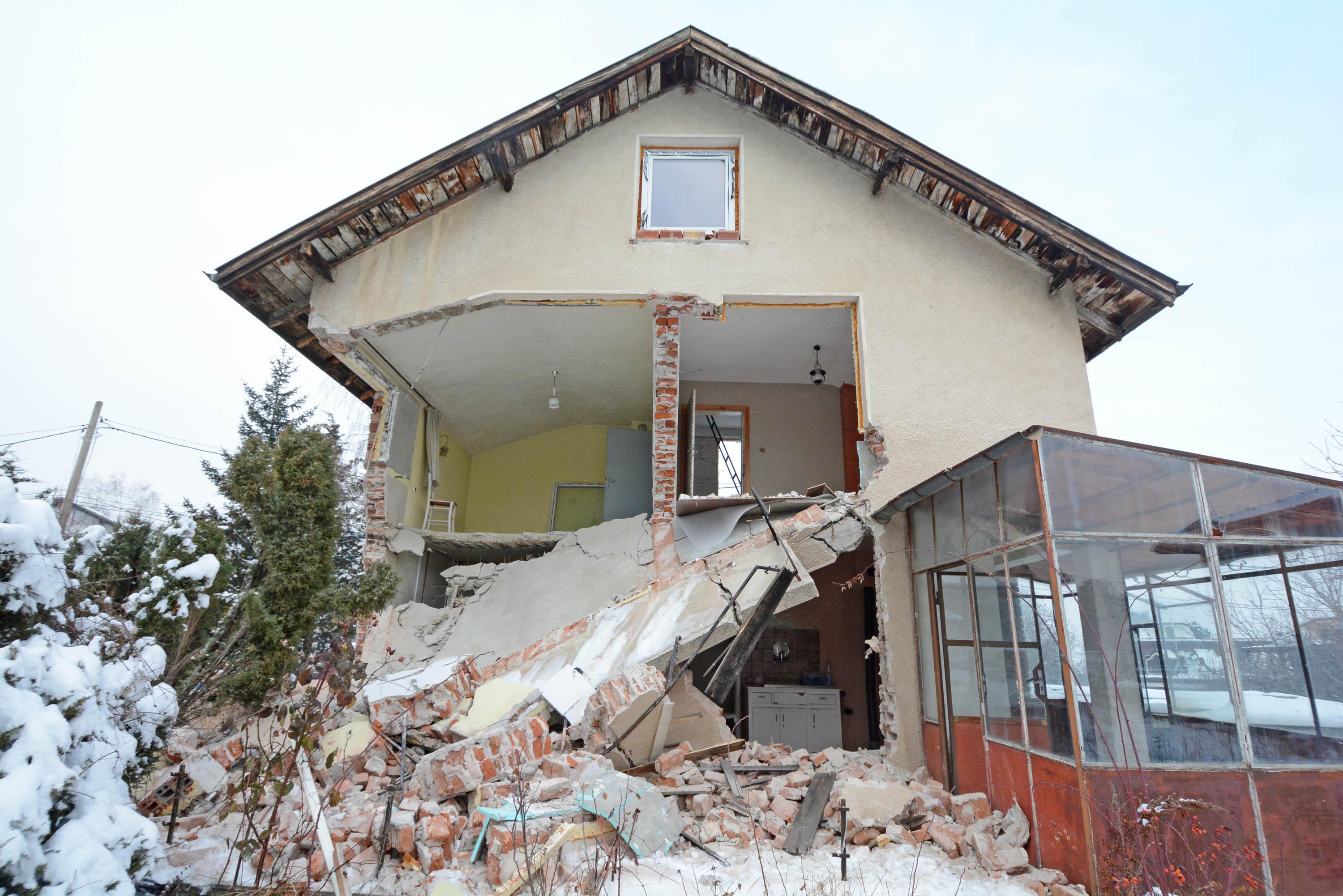 Къща се срути върху двама работници в Симеоново