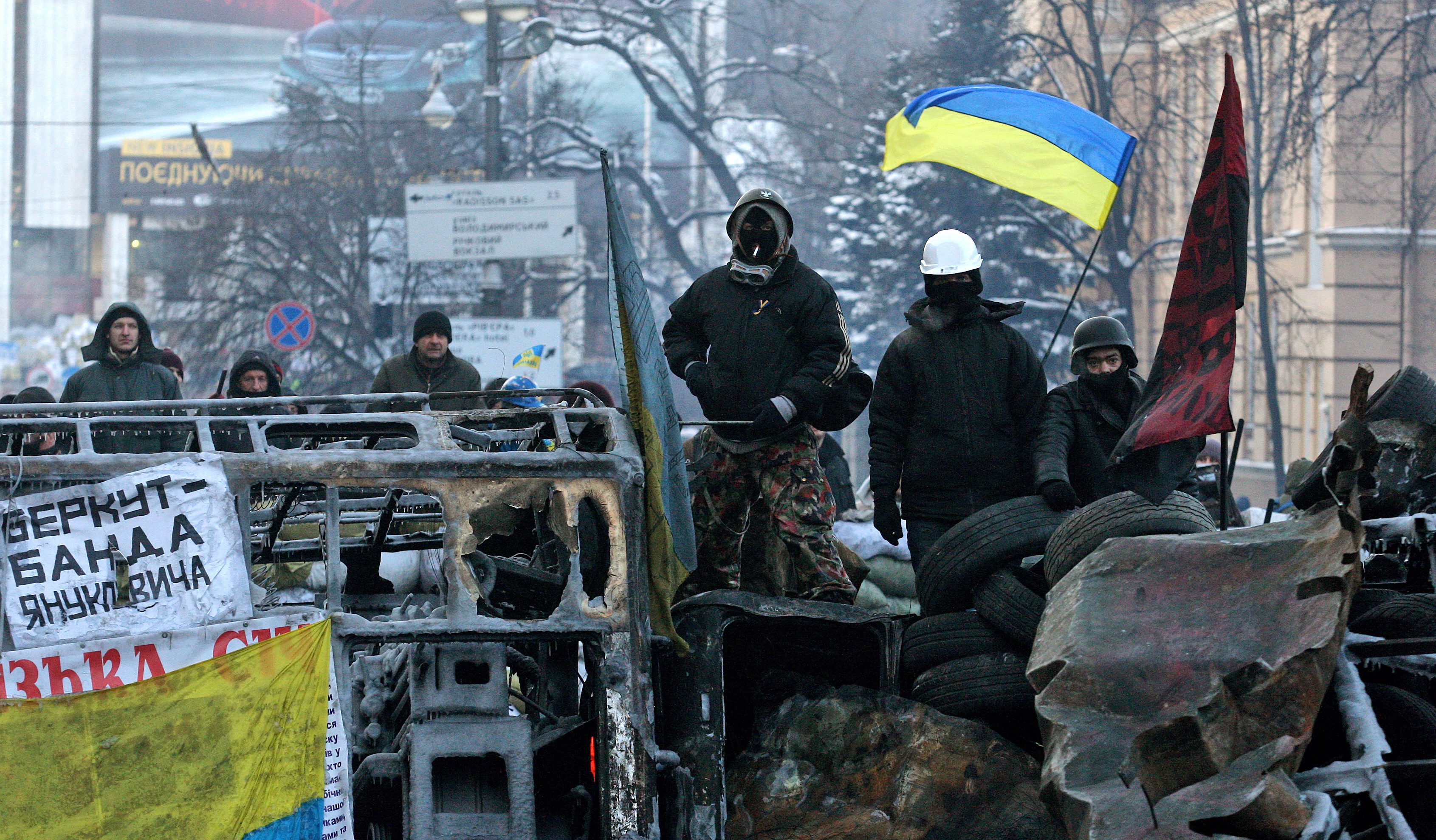 В Киев и редица украински градове радикални активисти прибягват до насилие