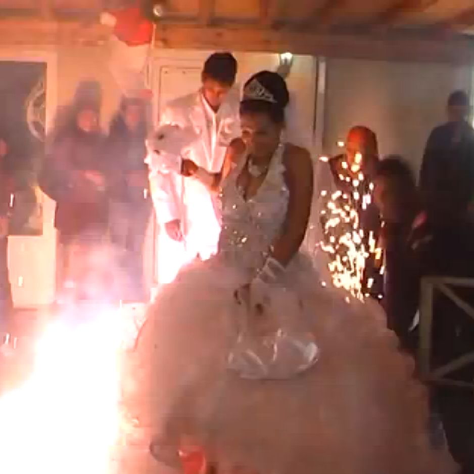 Ромска сватба от България забавлява света (клип)