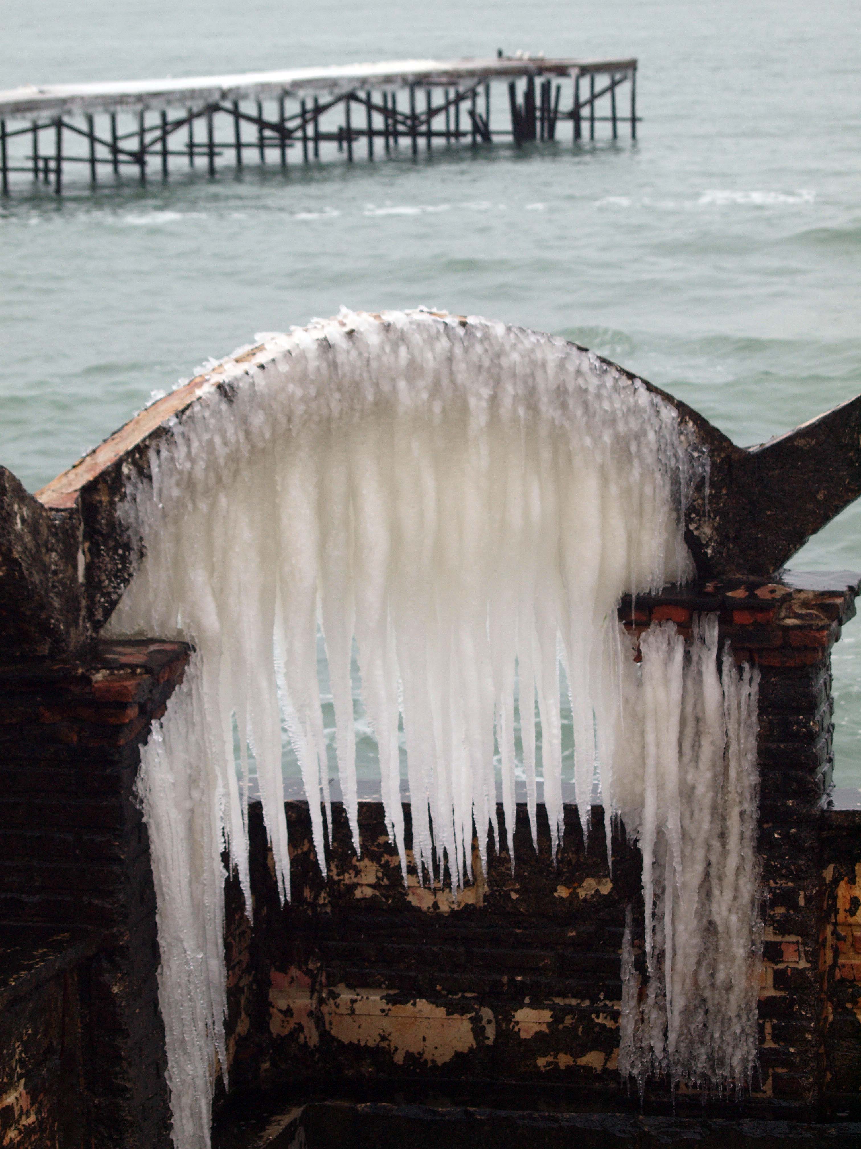 ГАЛЕРИЯ: Ледени скулптури край брега във Варна