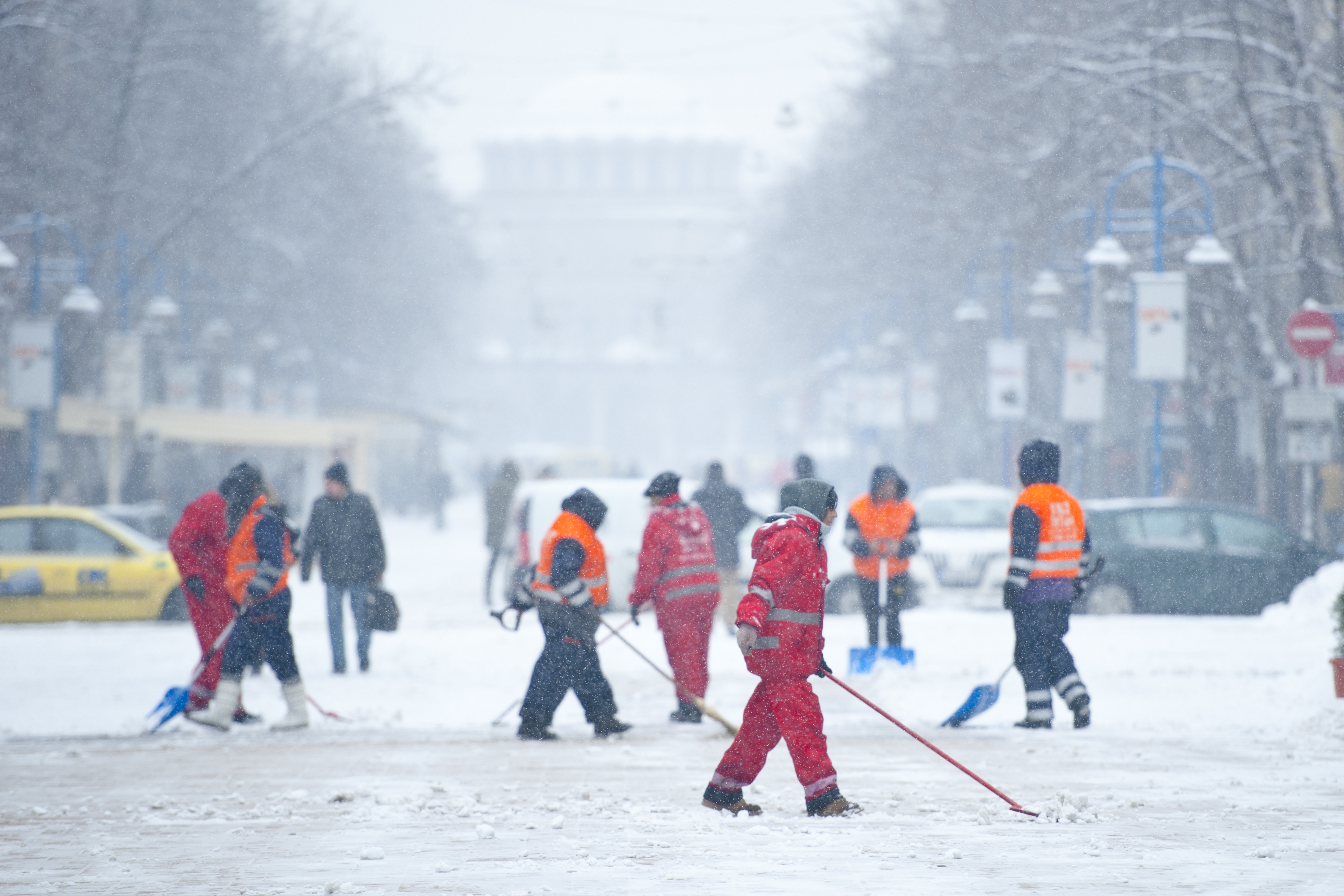 Почистване на снега от столичния булевард ”Витоша”