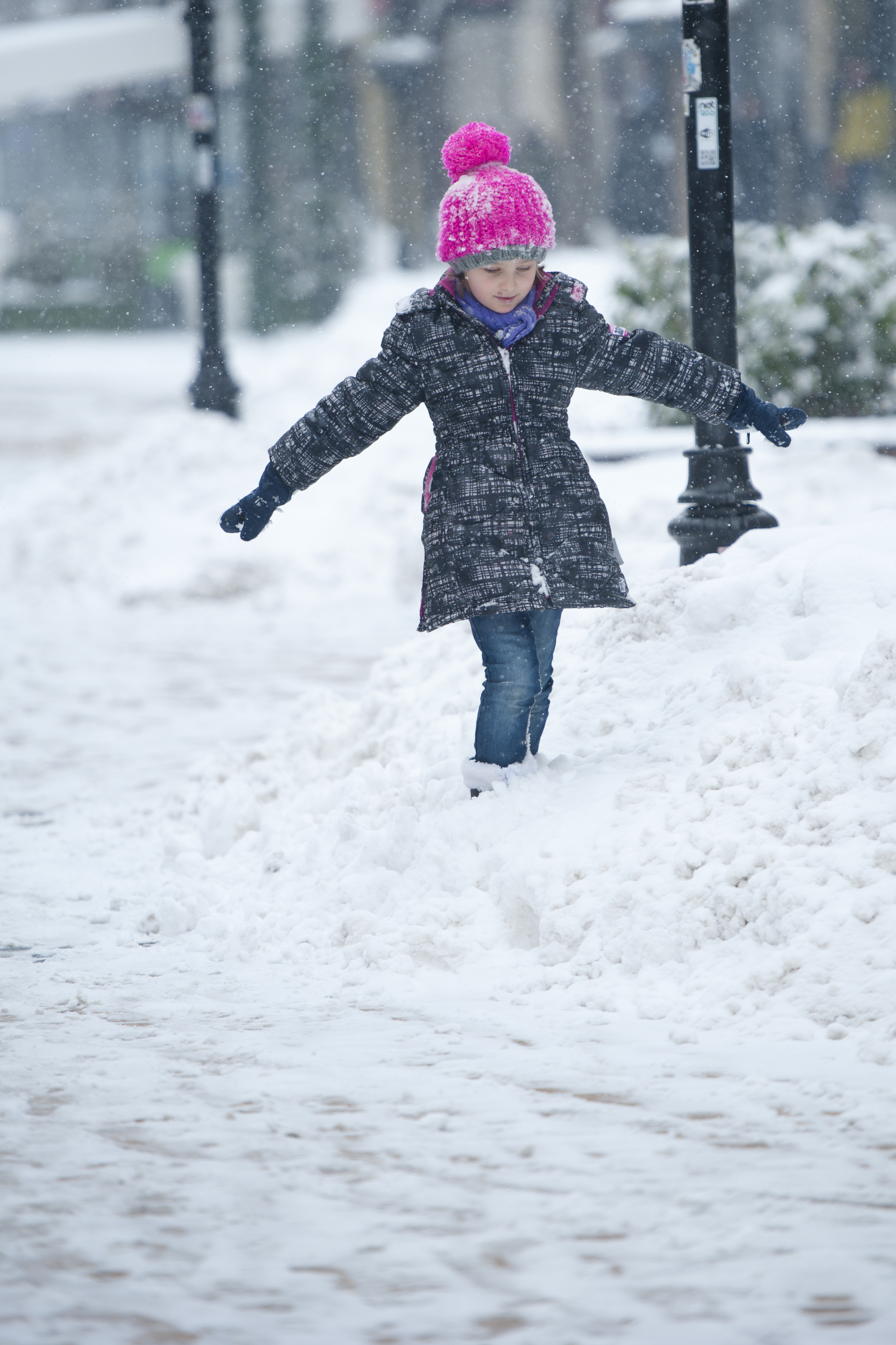 Момиченце се радва на снега