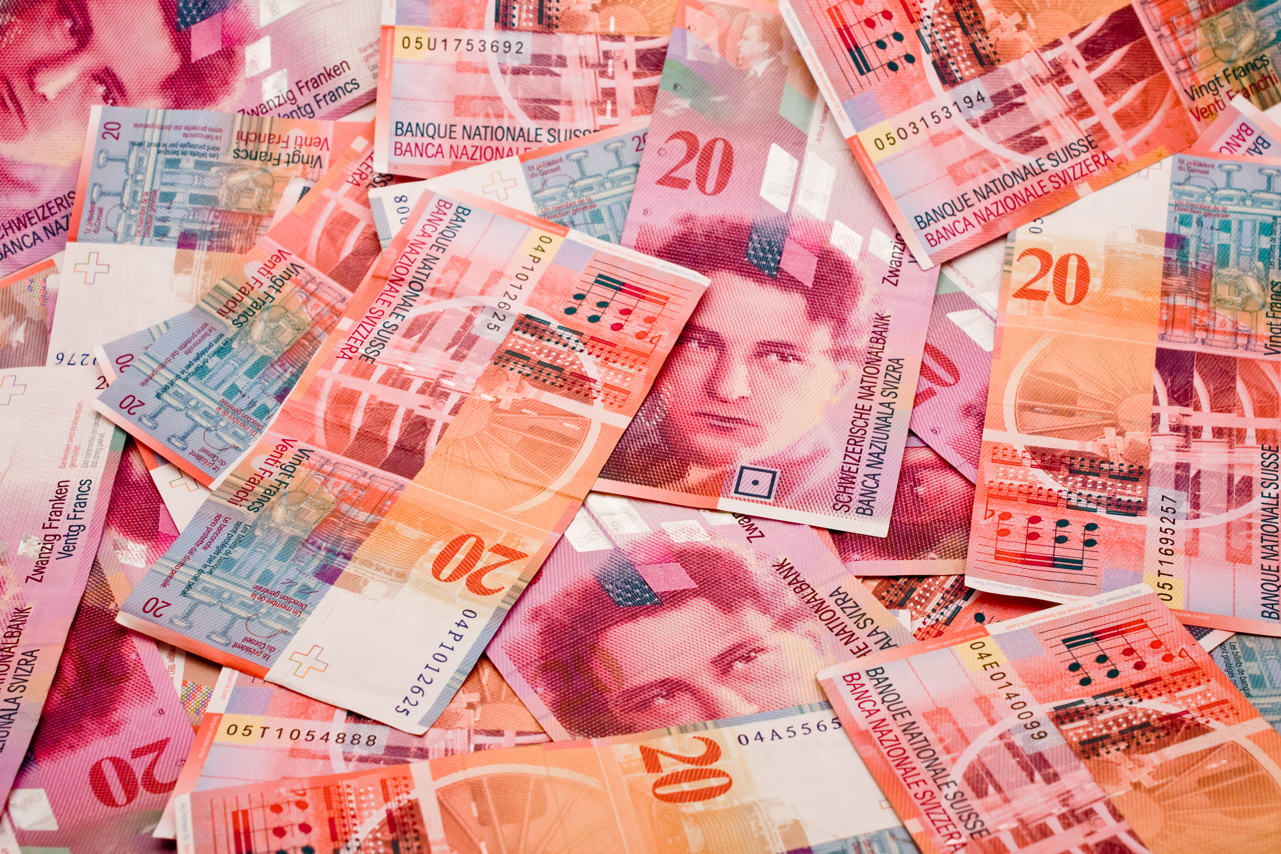 Швейцарският франк поскъпна с близо 30%