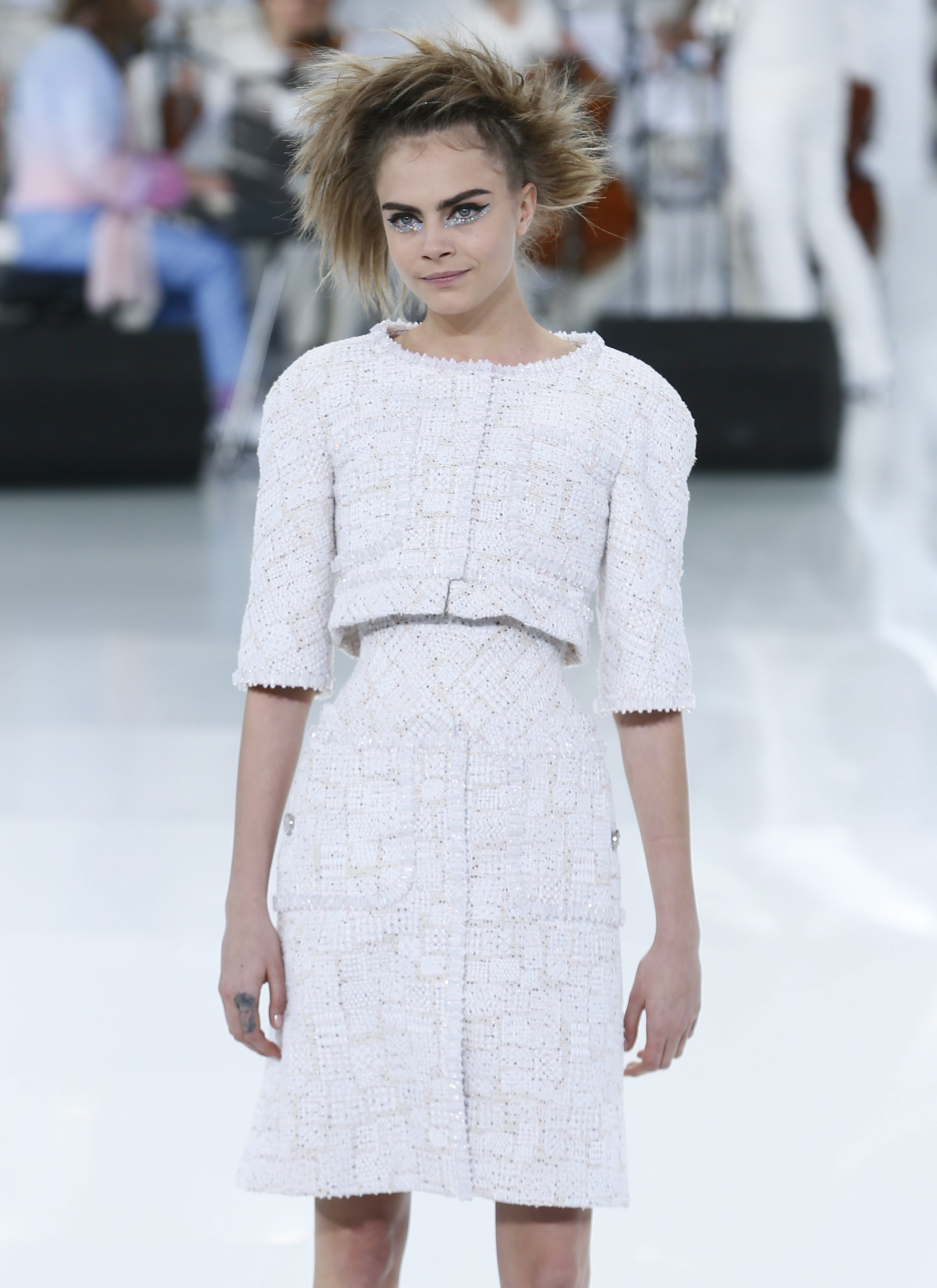 Кара Делевин в ревю на Chanel за Седмицата на модата в Париж 2014
