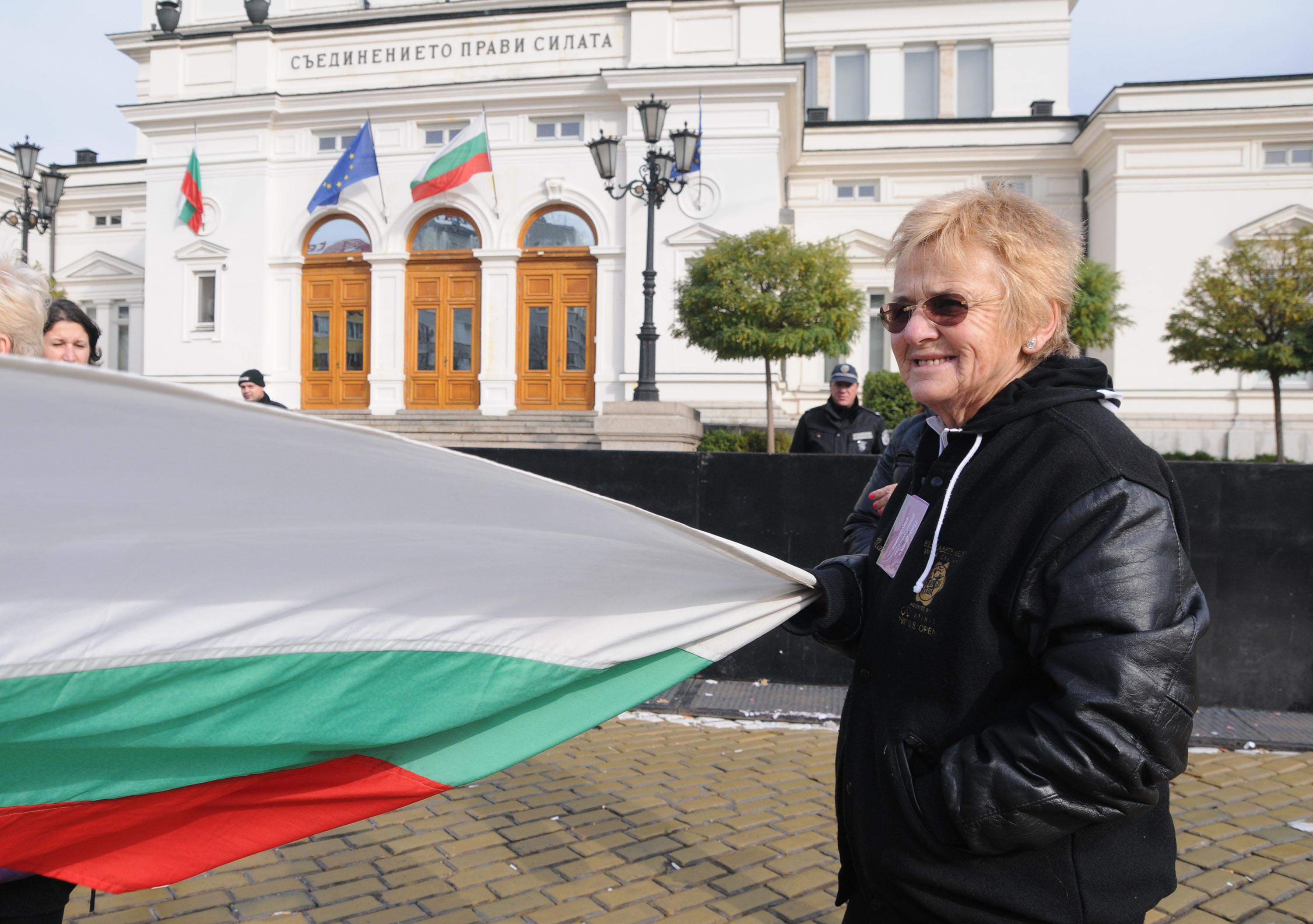 Юлия Берберян протестира пред Народното събрание