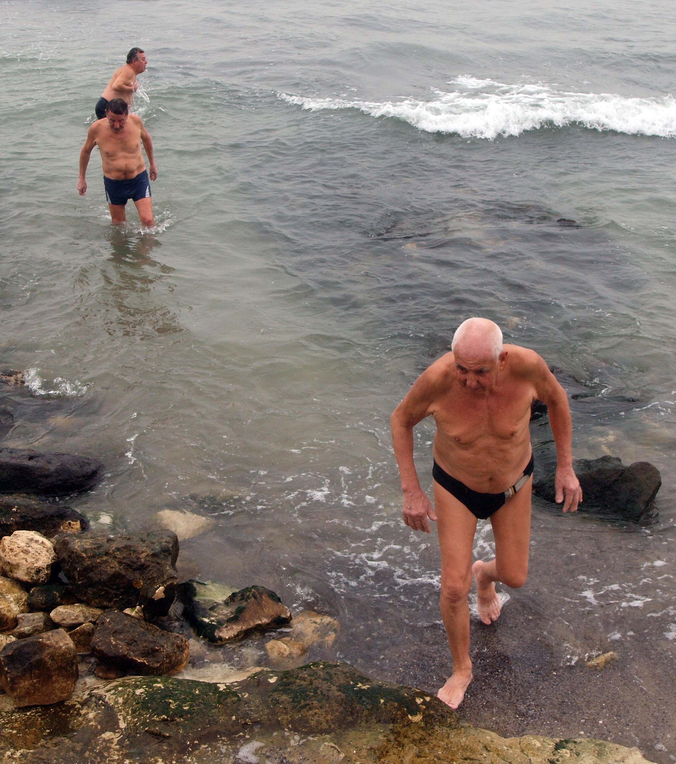 Моржуващи в морето при Варна