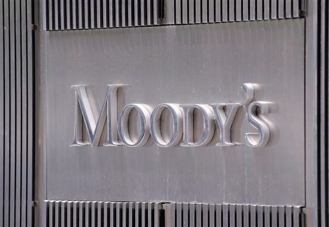 Заделените по-високи провизии за проблемни кредити ще доведат до ограничаване на банковите печалби, казва Мудис