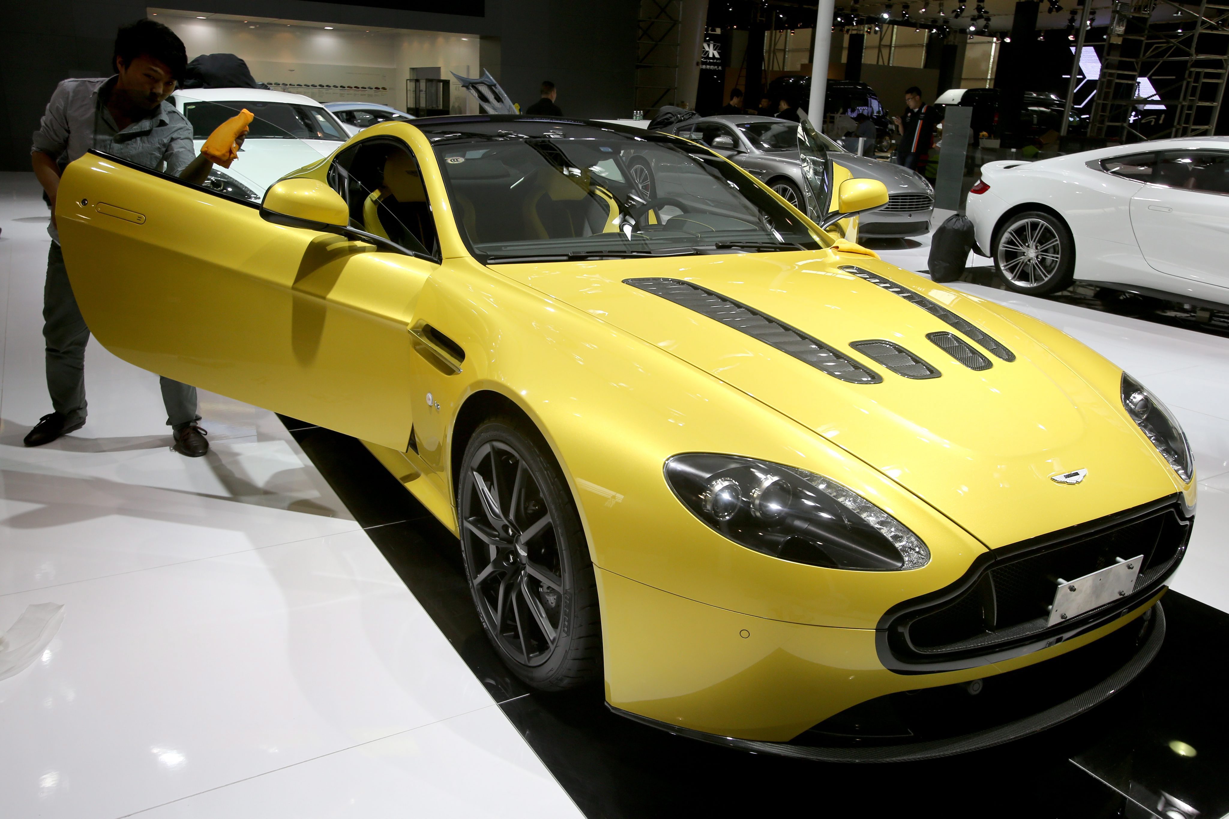 Китайска пластмаса вкарва 17 000 Aston Martin-a в сервиза