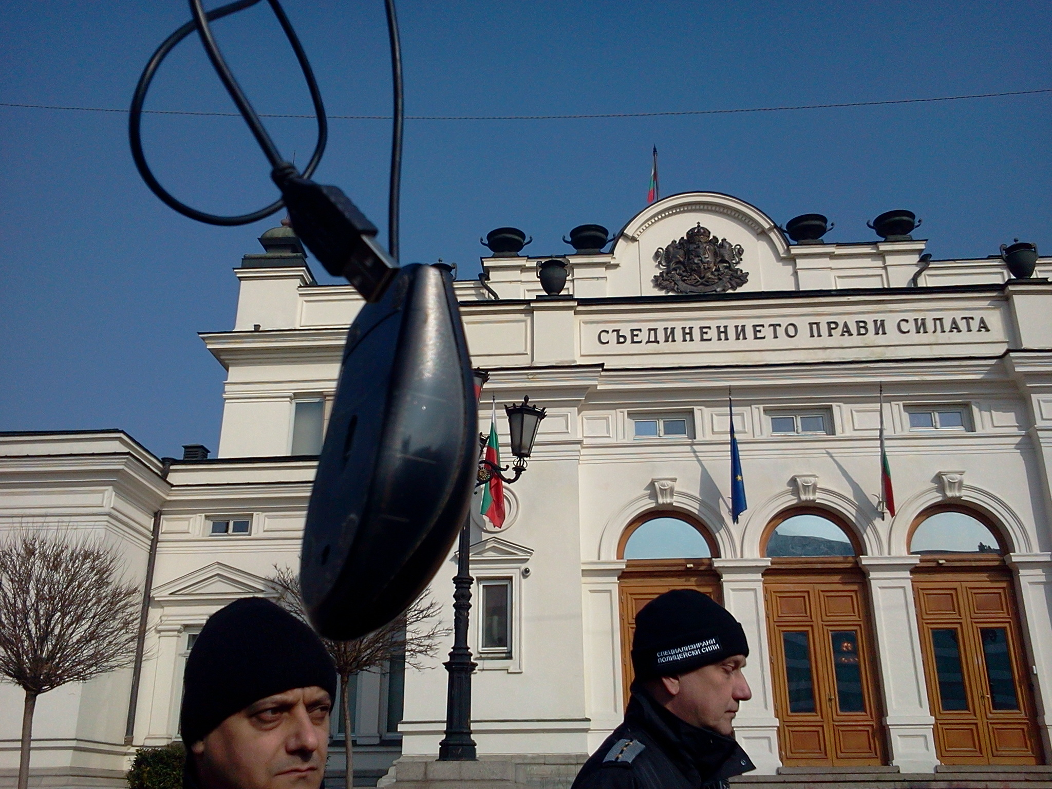 Протест пред парламента: ”Хвърли мишки по мишките” (снимки)