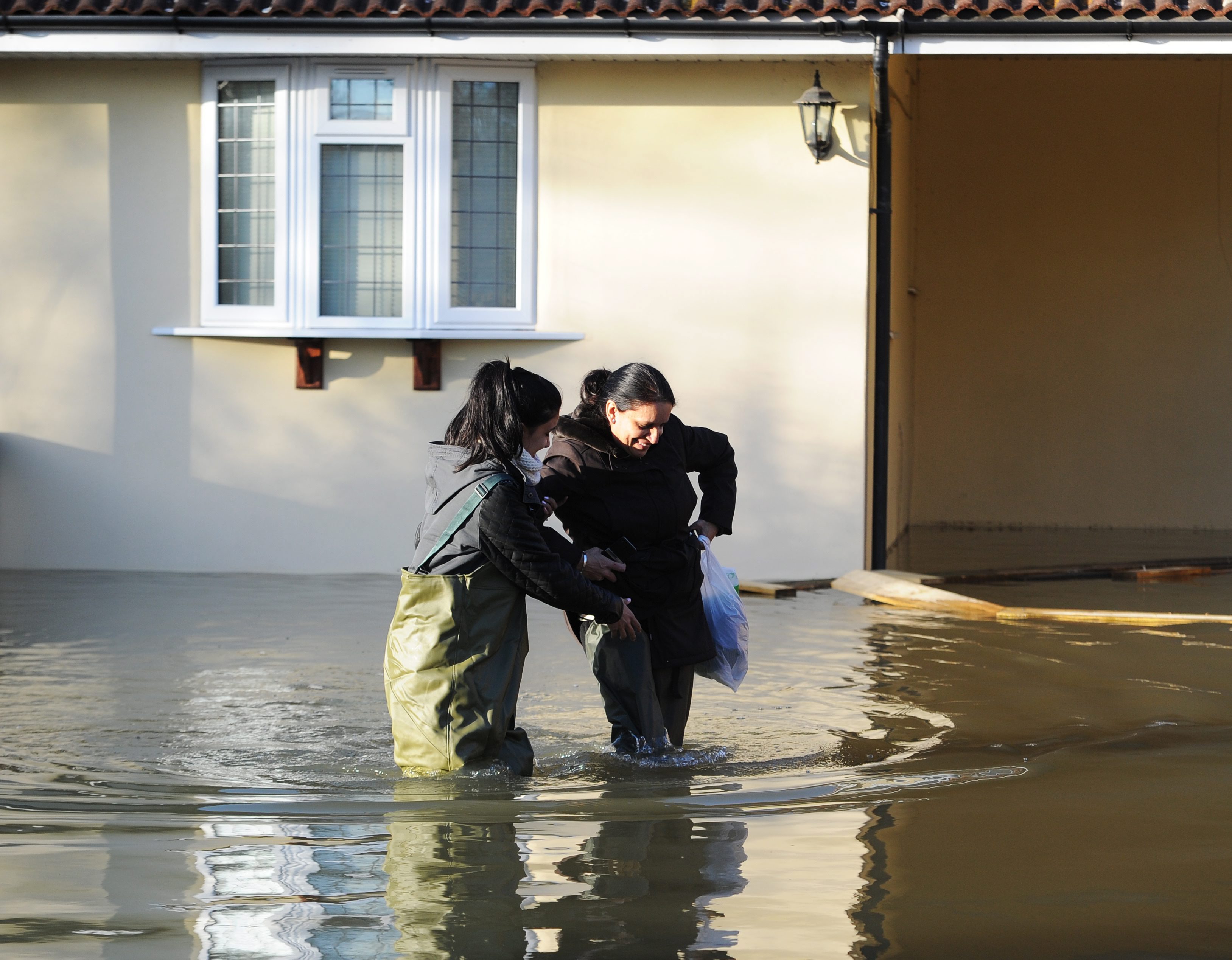 Лондон е готов за преливане на Темза (снимки)