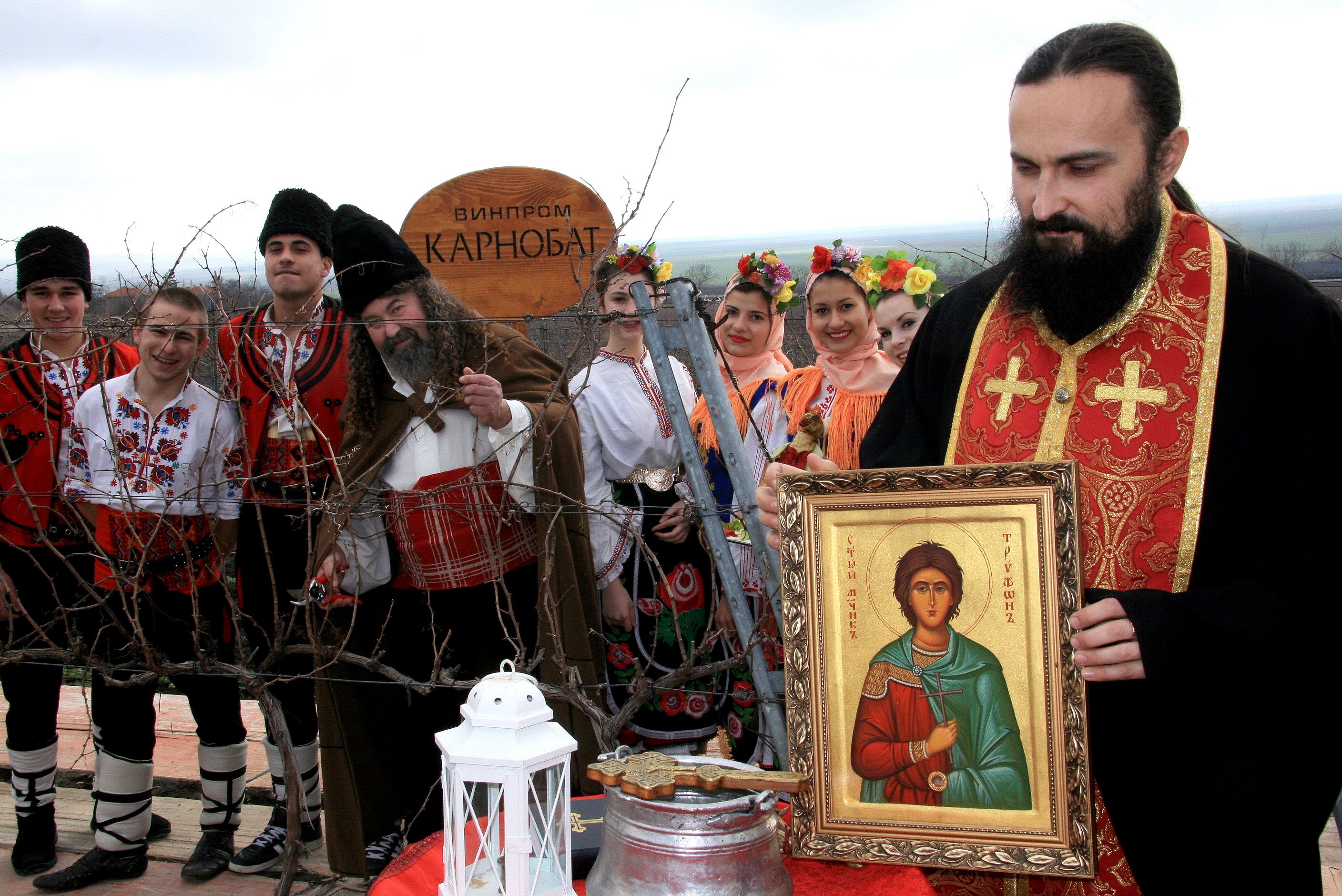 Старинен обичай дарява перловата ракия с аромат на жасмин