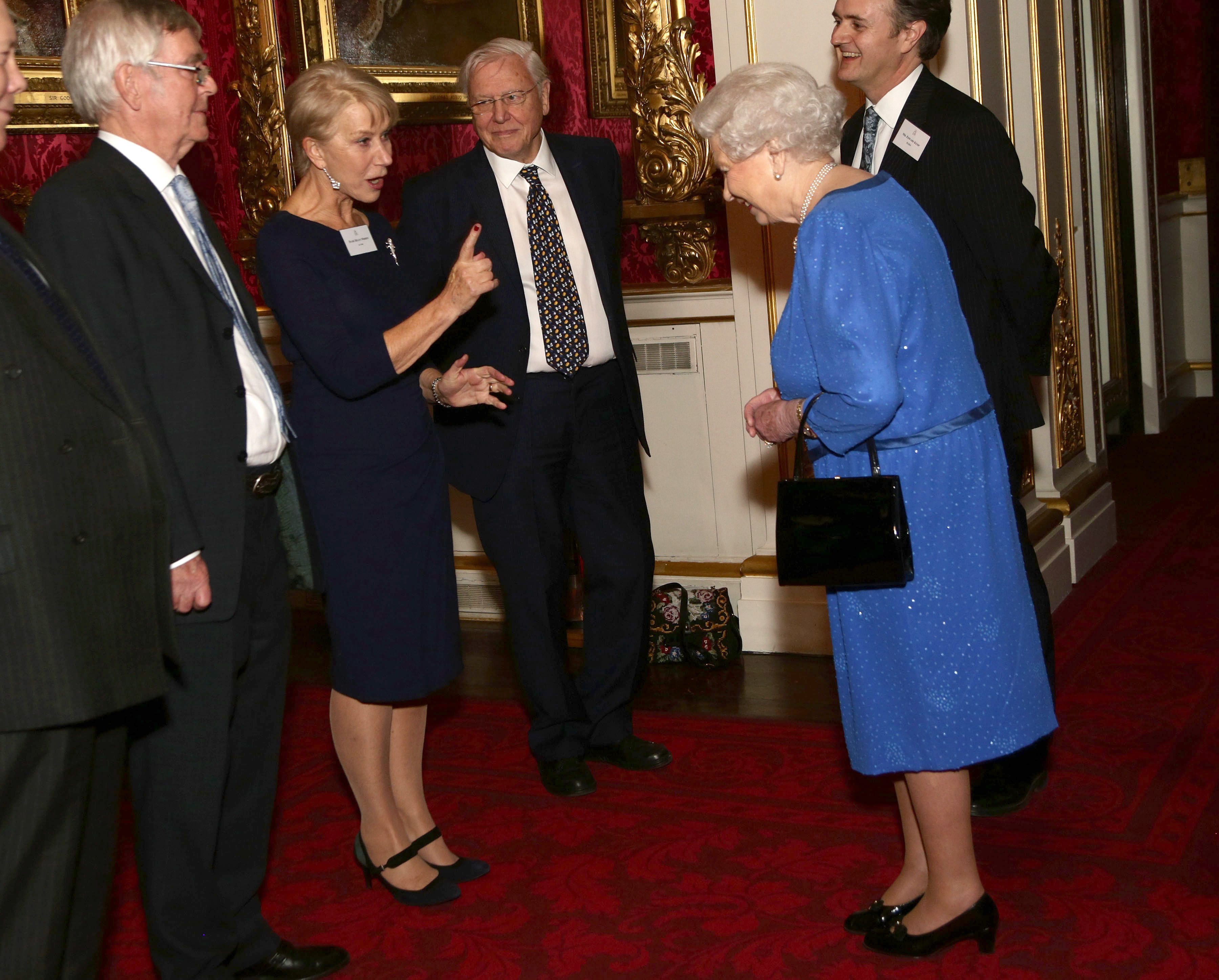 Кралица Елизабет II посреща Хелън Мирън