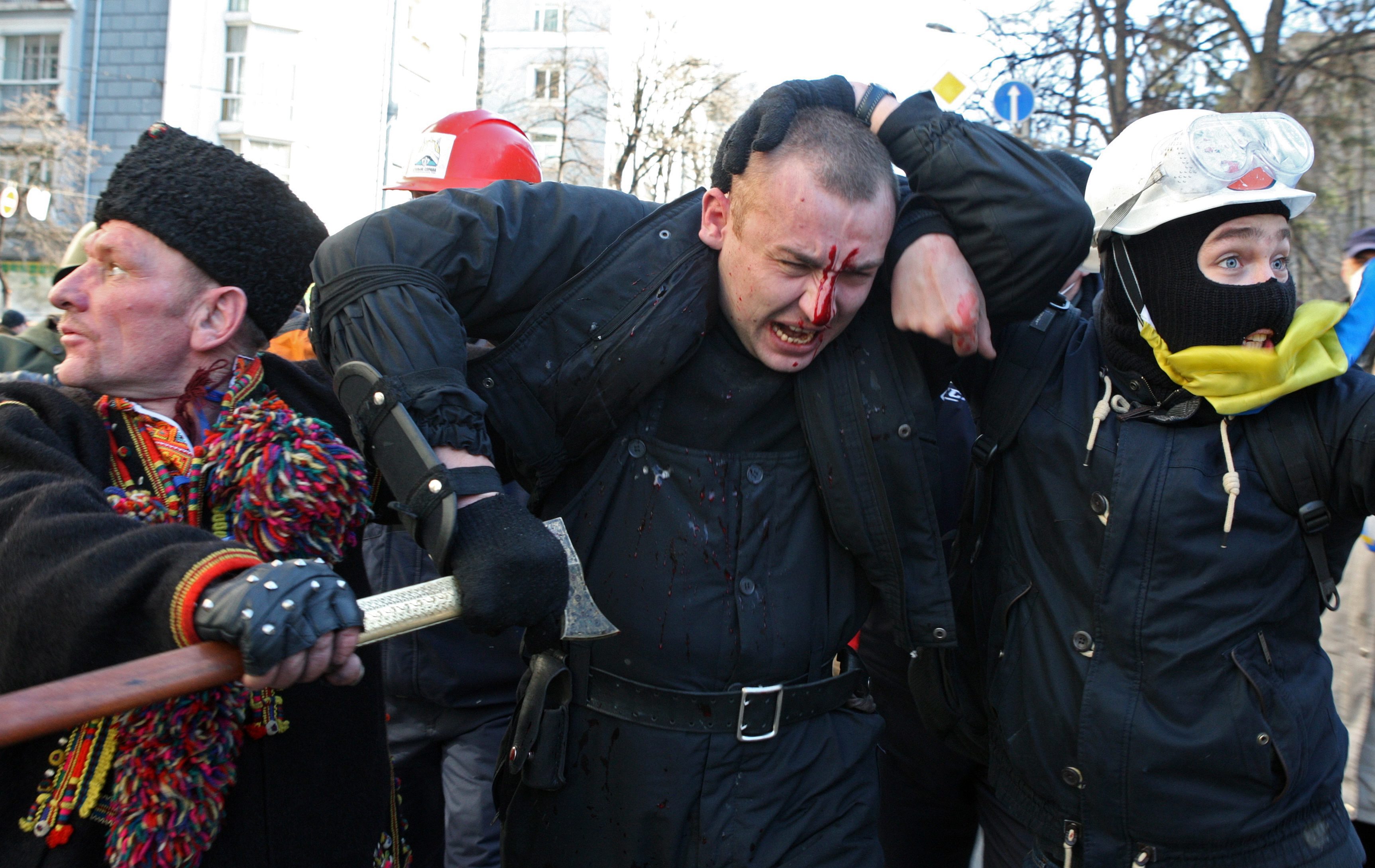 Протестиращи отвеждат ранен полицай