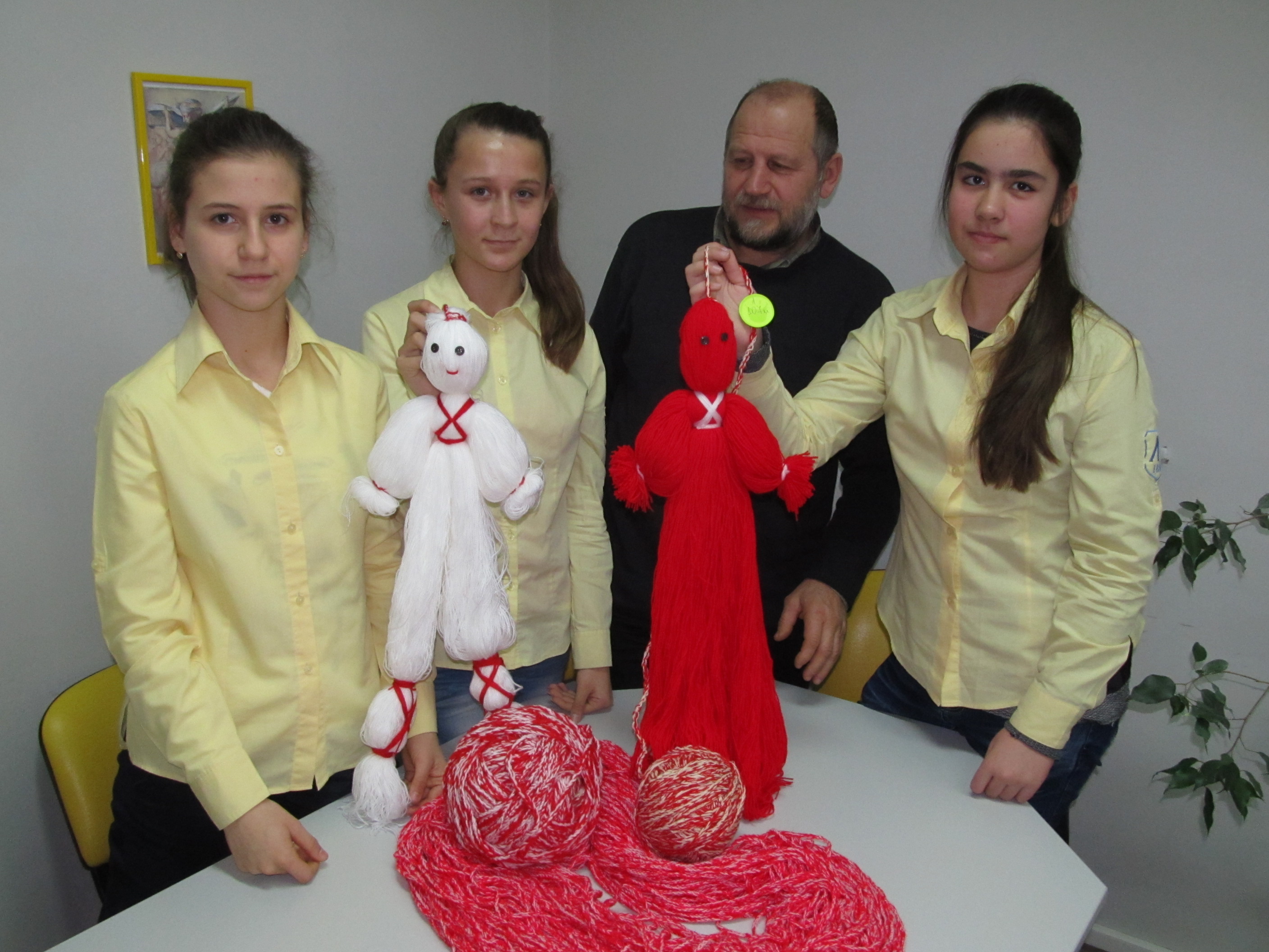 Трите ученички показват мартеницата, която са изплели