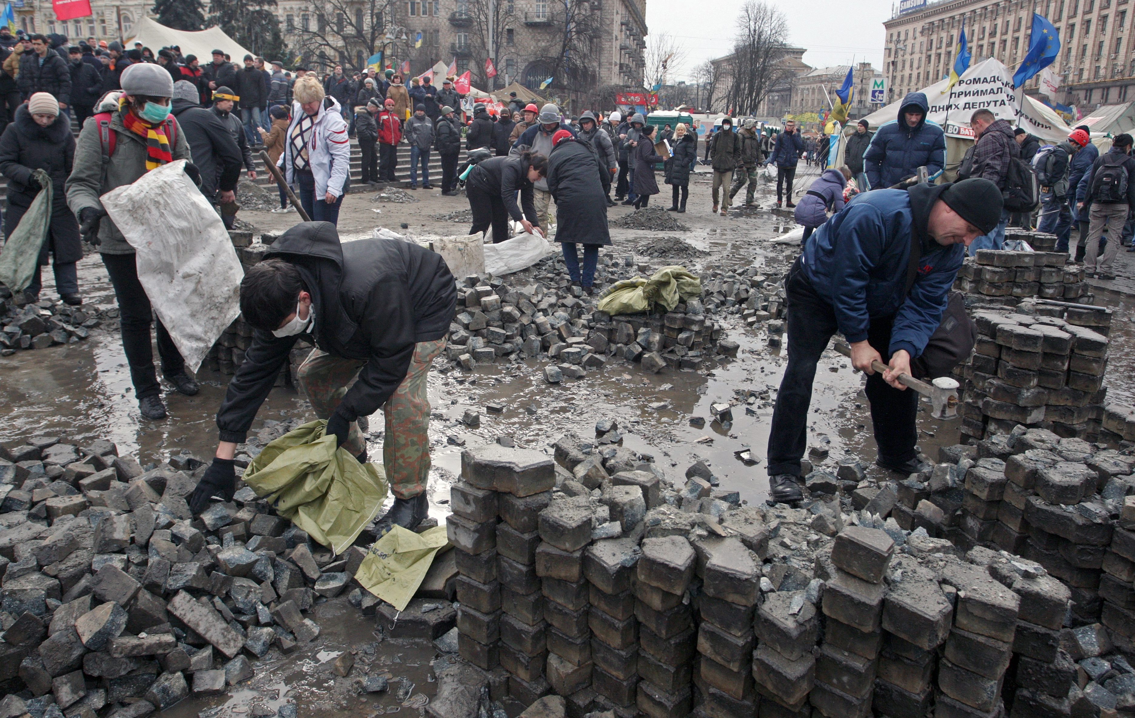 В болниците са докарани 88 служители на органите на реда