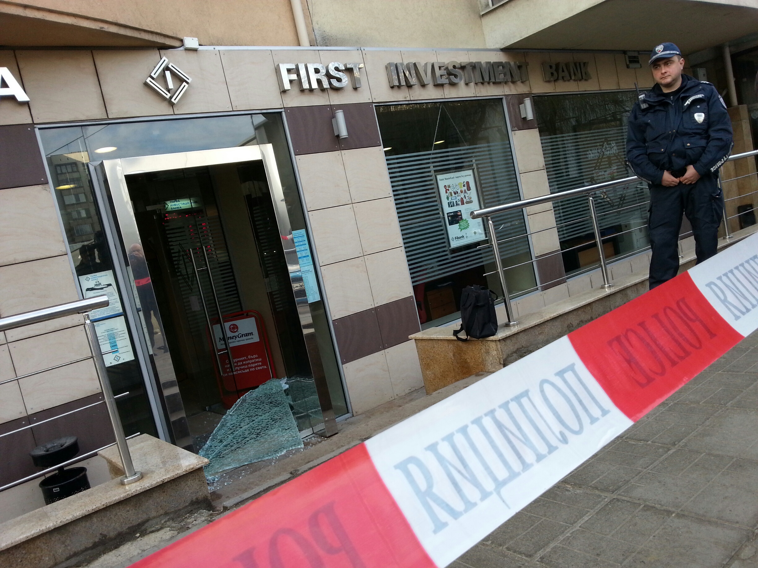 Стъклото на офиса е счупено, ранен е охранител