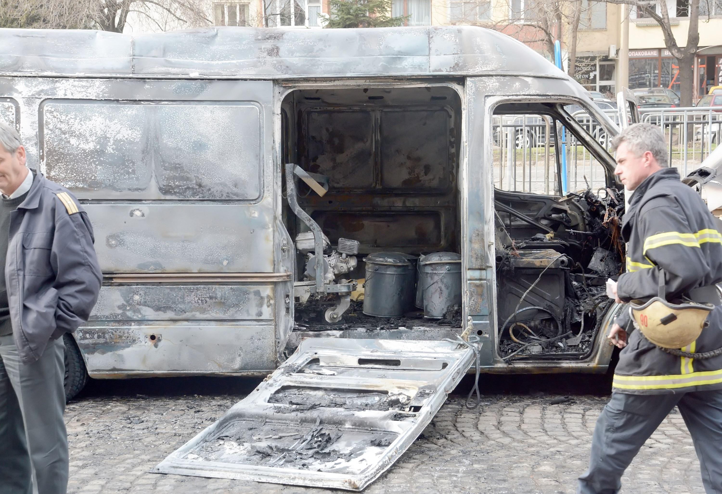 Микробус избухна на пешеходна пътека в София (снимки)