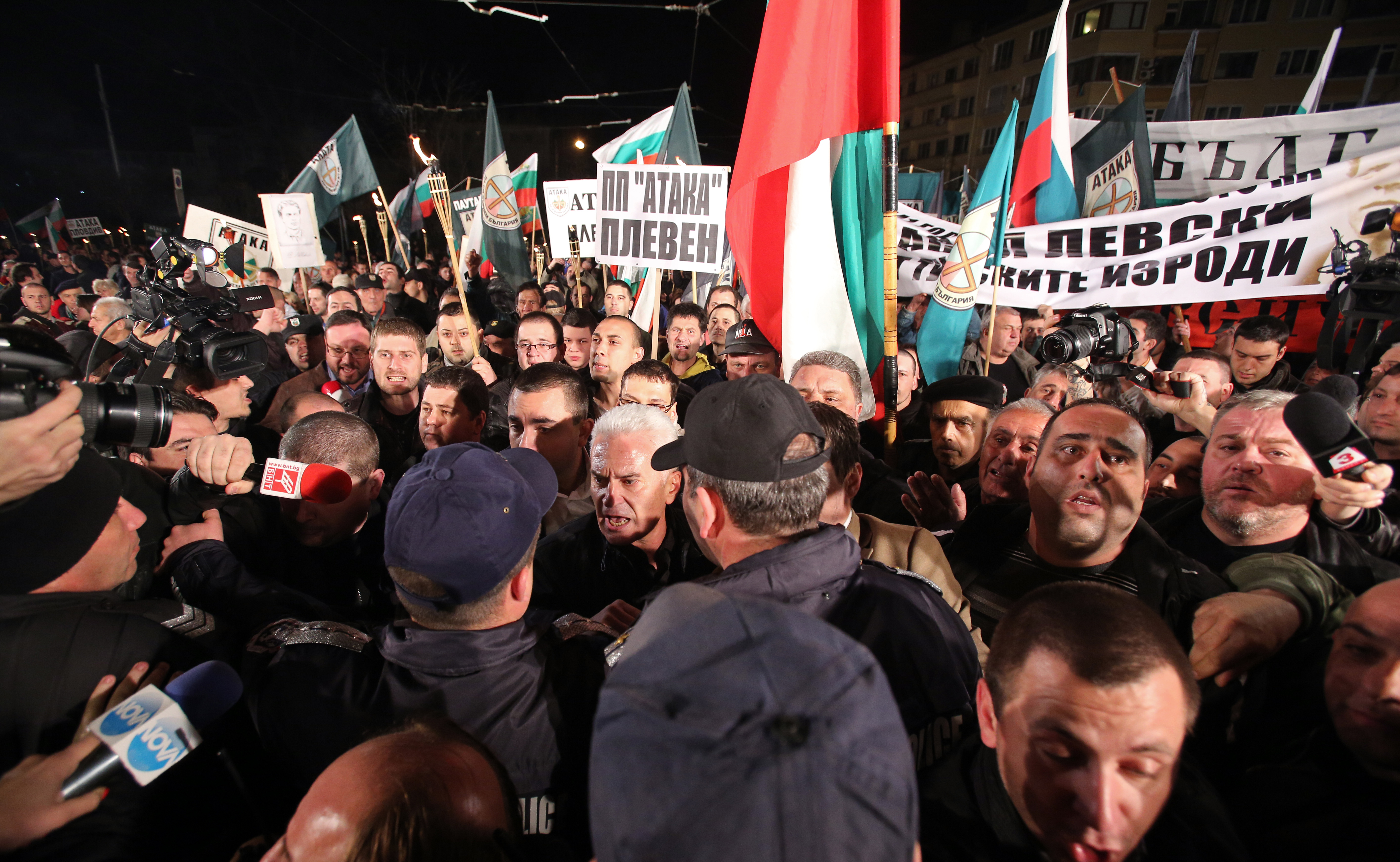 Волен Сидеров - лидерът на ”Атака” сред свои симпатизанти по време на протест