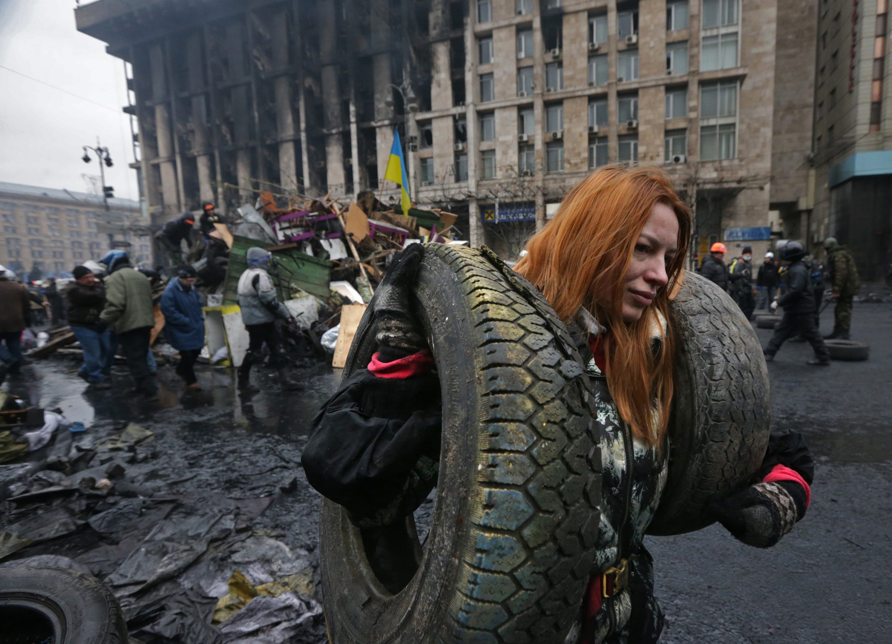 Слезы майдана. Девушки на Майдане. Баба на Майдане. Скачут на Майдане.