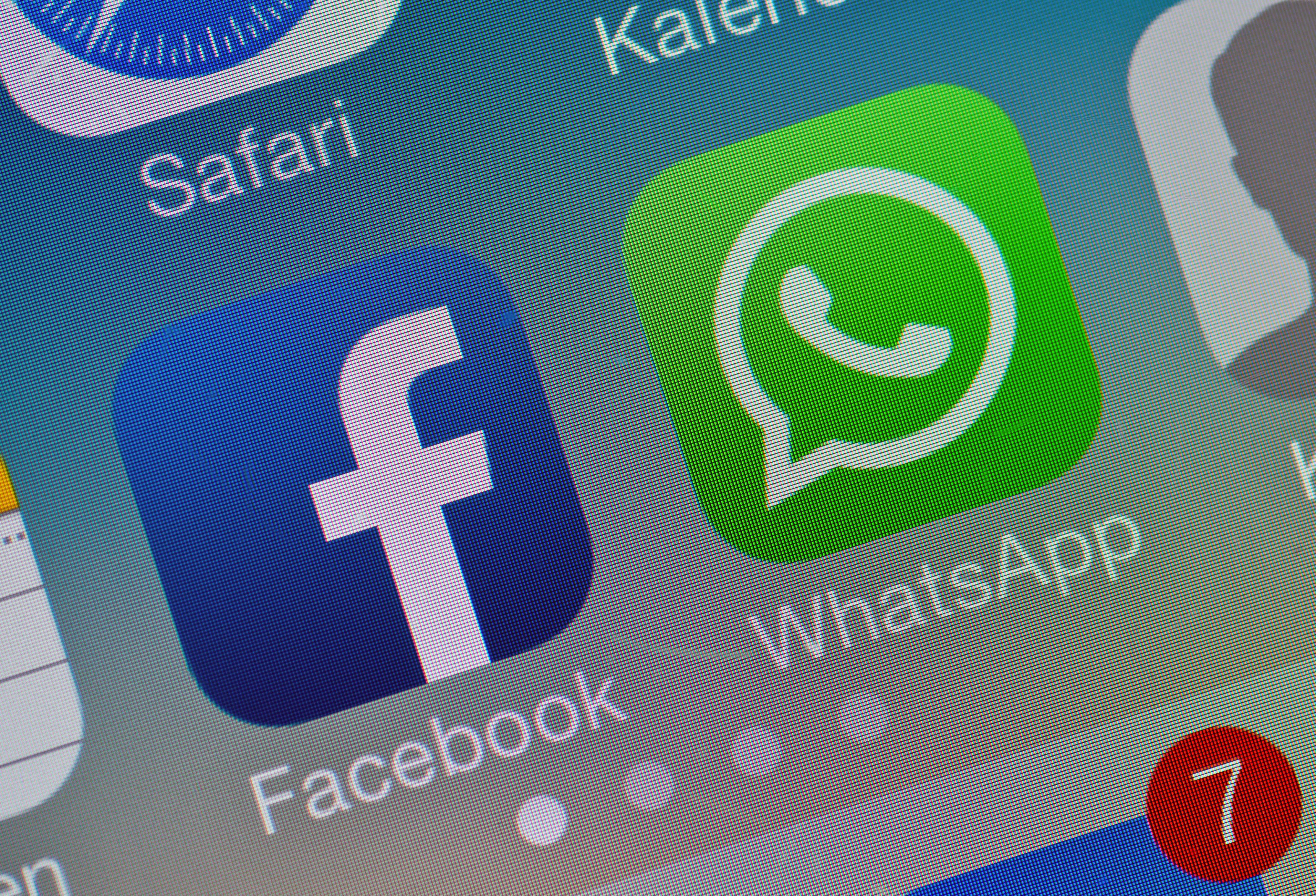Facebook приключи придобиването на WhatsApp