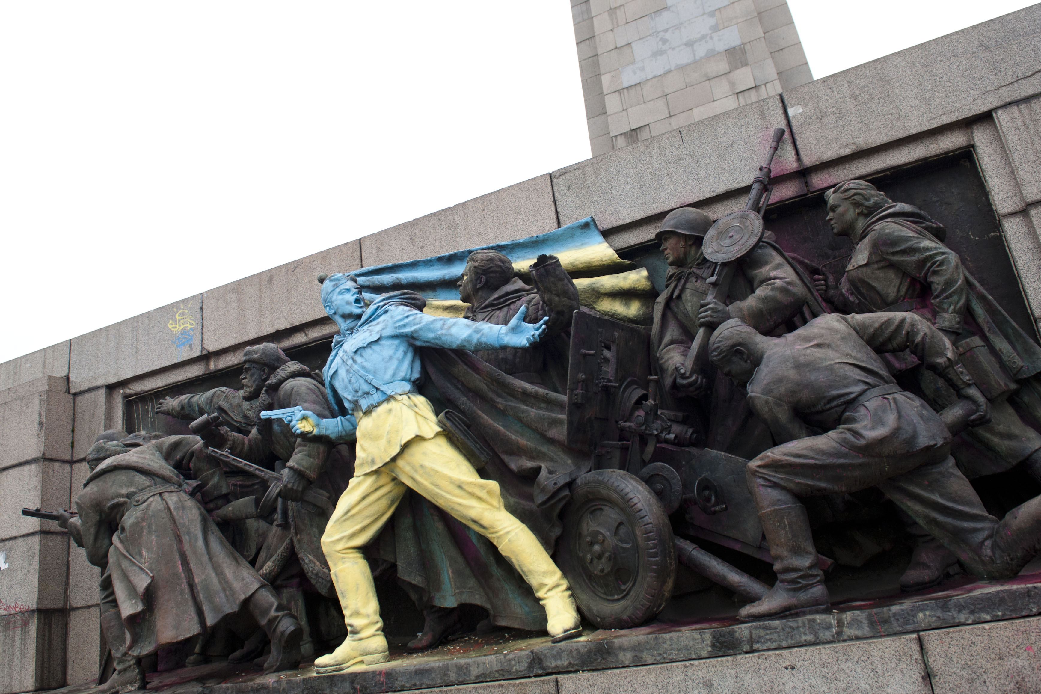 Паметникът на Съветската армия - с цвета на Украйна (снимки)