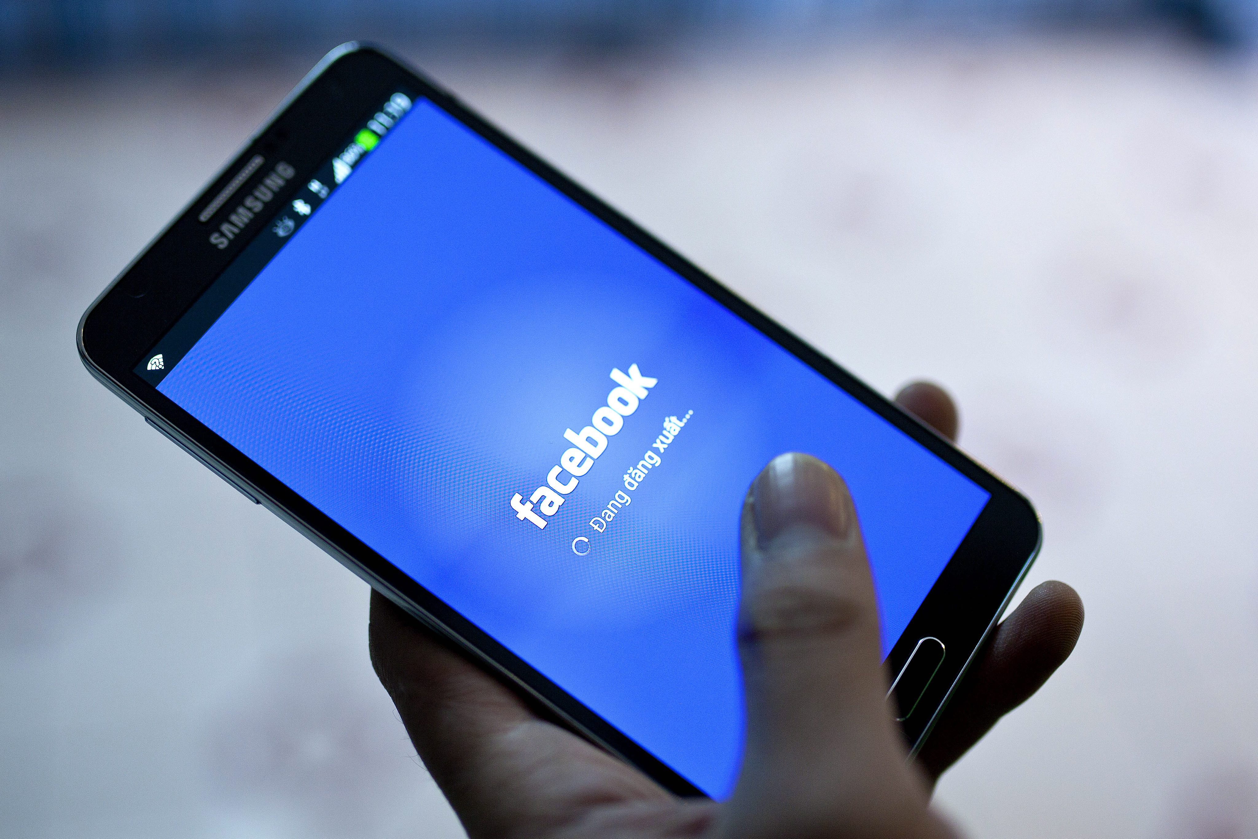 Facebook е успяла да насочи рекламодателите към мобилната си платформа