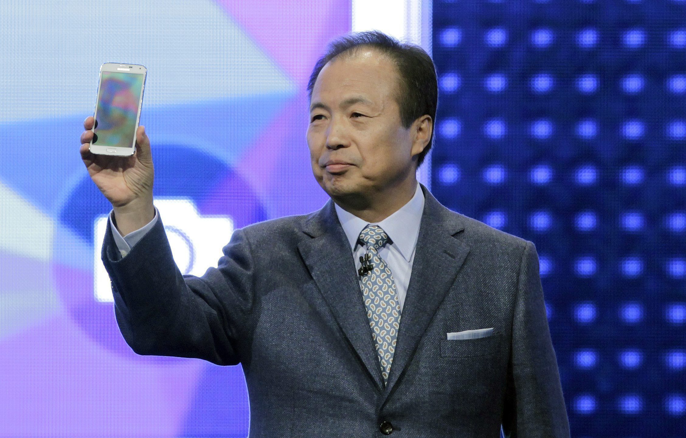 Президентът на Samsung Йонг-Кюн Шин представи новия смартфон Galaxy S5 в Барселона