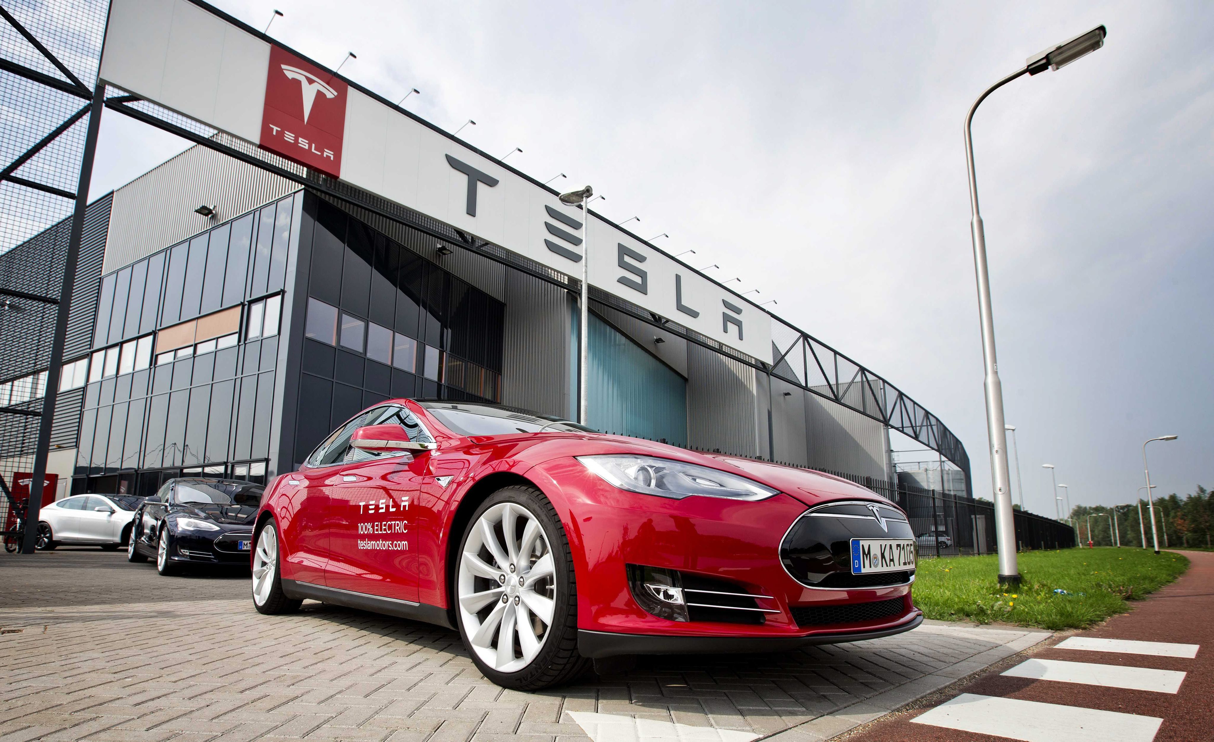 Tesla достави първите си коли в Китай
